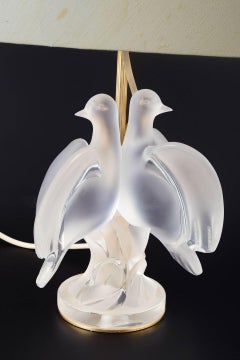 Lalique. Tischlampe mit Taubenpaar, aus gepresstem und mattiertem Kristallglas.