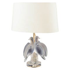 Lalique. Table lamp with pair of doves, in pressed and frosted crystal glass.