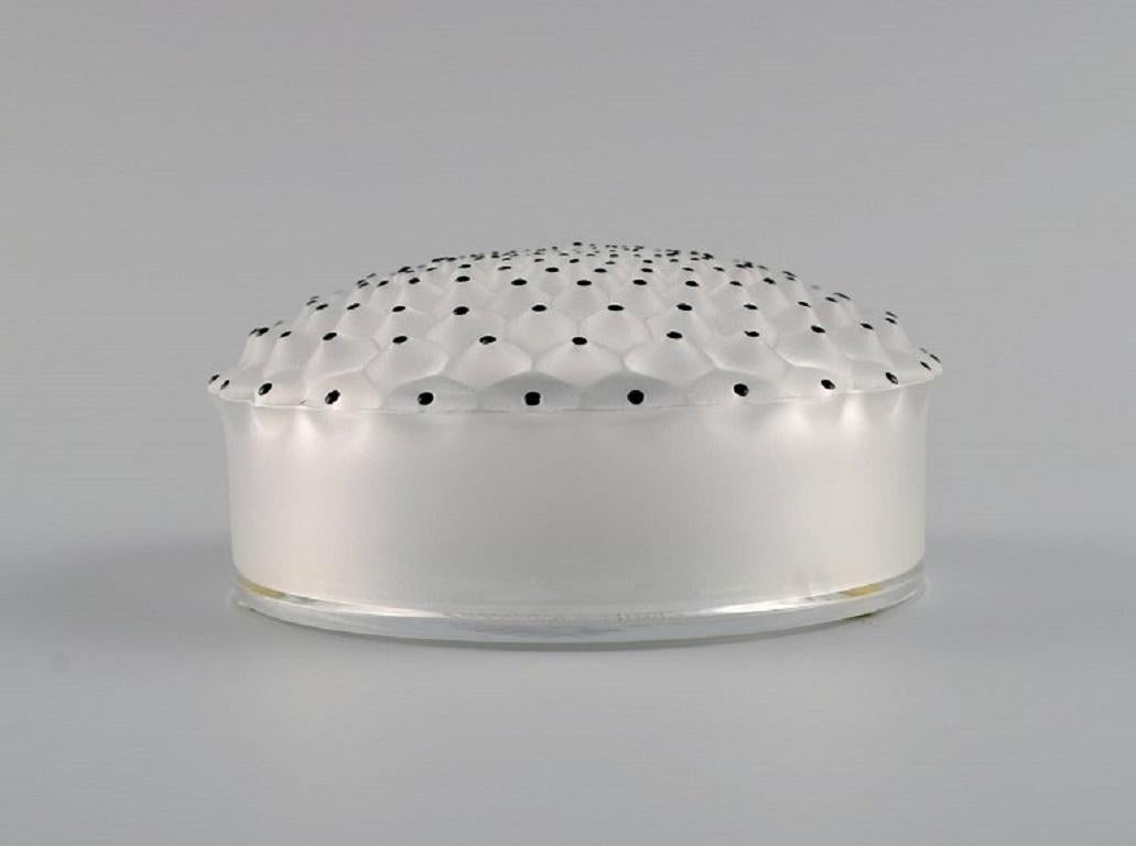 Lalique trinket box in frosted and clear art glass. Late 20th century.
Measures: 11 x 5 cm.
In excellent condition.
Signed.