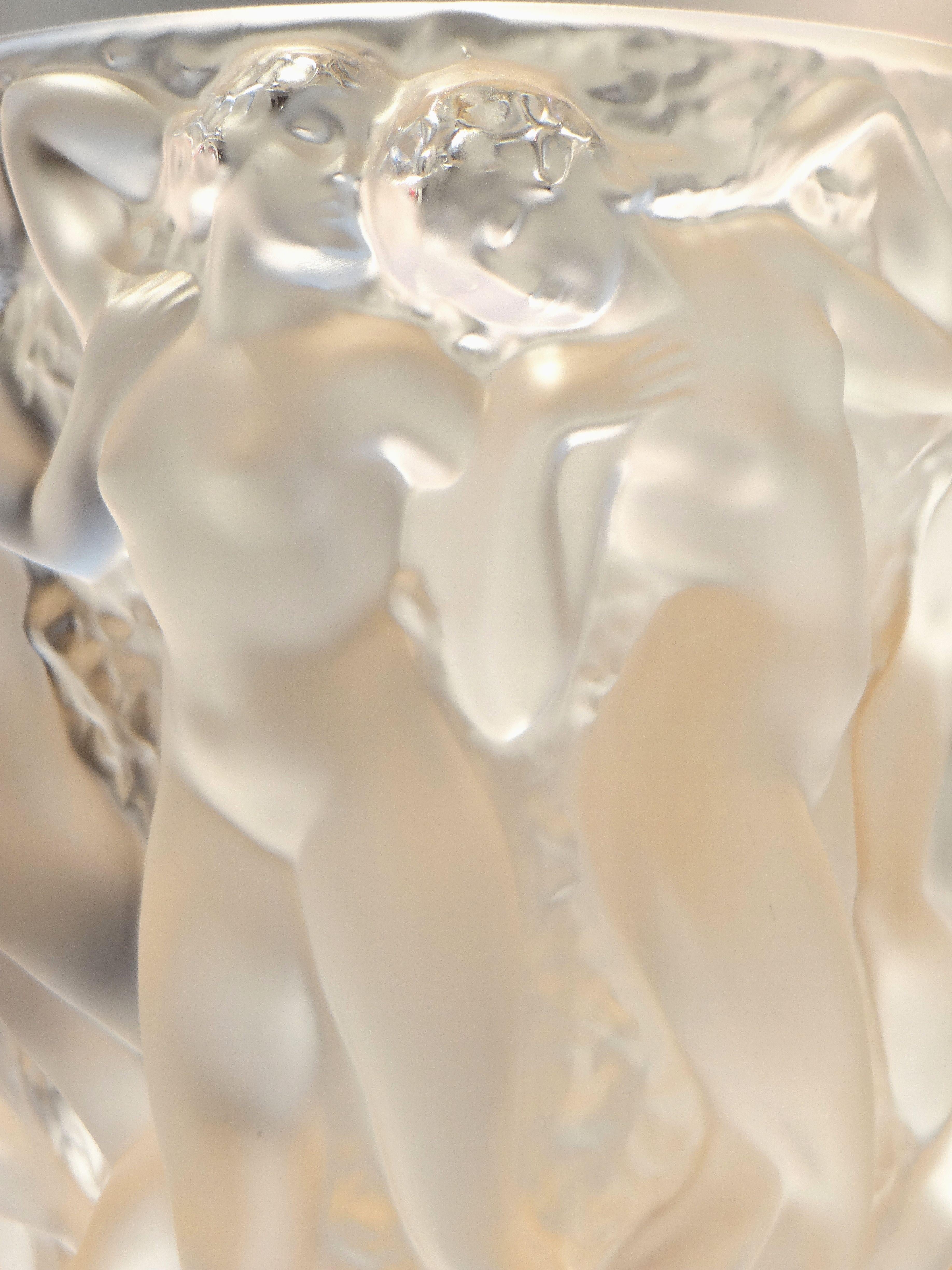 In 1927, the imagination and the creative genius of René Lalique gave birth to the Bacchantes vase.
With insolent splendor and disturbing sensuality, the young priestesses of Bacchus offer their beauty and their voluptuous curves.
Majestic ode to