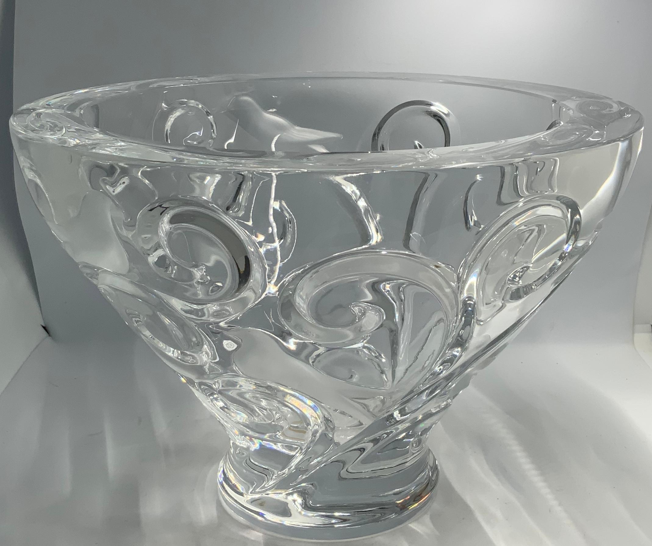 Lalique Verone Crystal Bowl Centerpiece In Good Condition In Guaynabo, PR