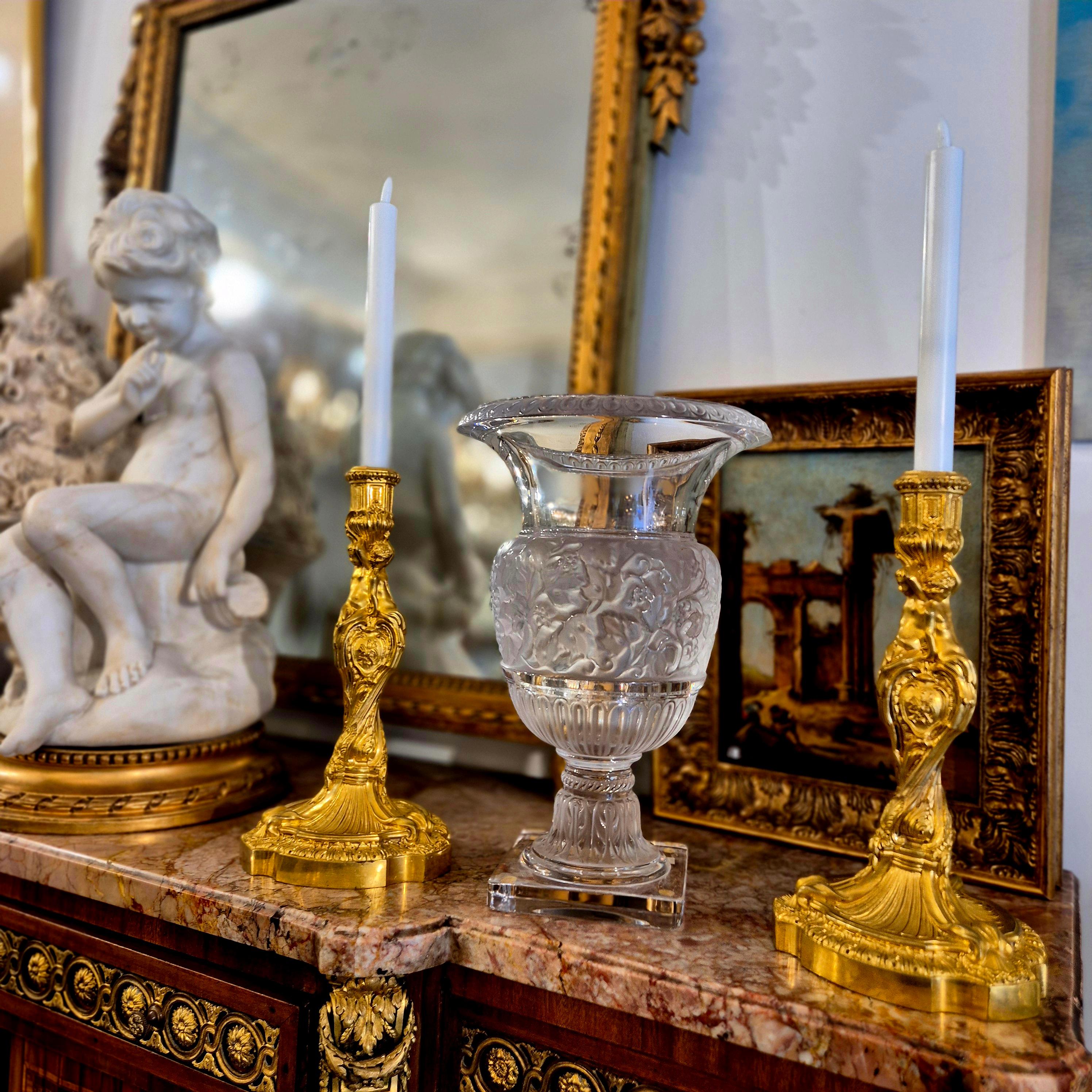 Questo vaso di Versailles, creato da René Lalique nel 1939, illustra perfettamente l'alleanza tra la tradizione classica e l'esperienza francese nella lavorazione del vetro.

Ispirandosi a forme antiche, assume il fascino dei vasi medicei, qui