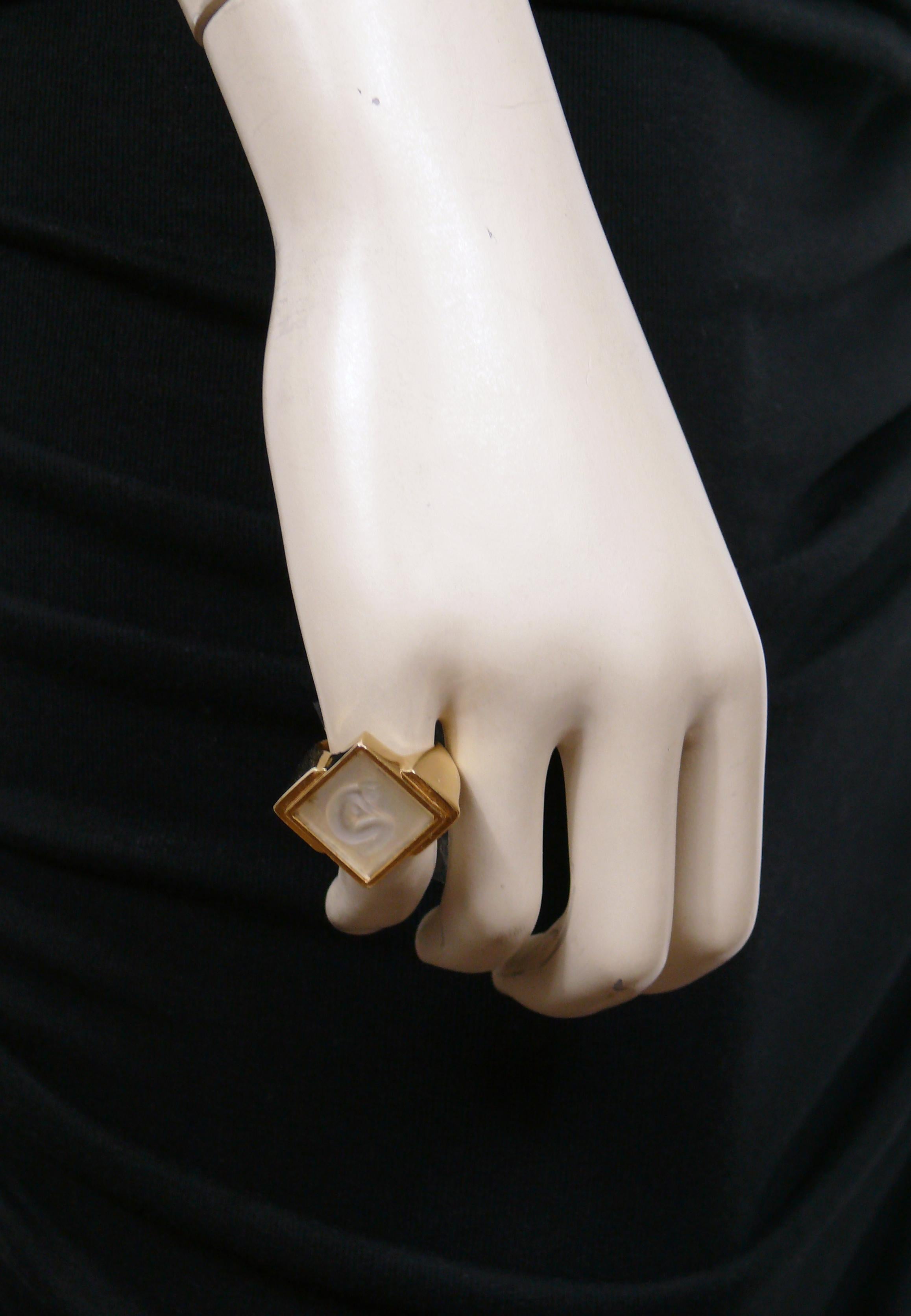 LALIQUE vintage crystal Ondine water nymph tank ring.

Embossed LALIQUE.

Indicative measurements : inner circumference approx. 5.03 cm (1.98 inches).

Material : Gold tone metal hardware / Crystal.

NOTES
- This is a preloved vintage item,