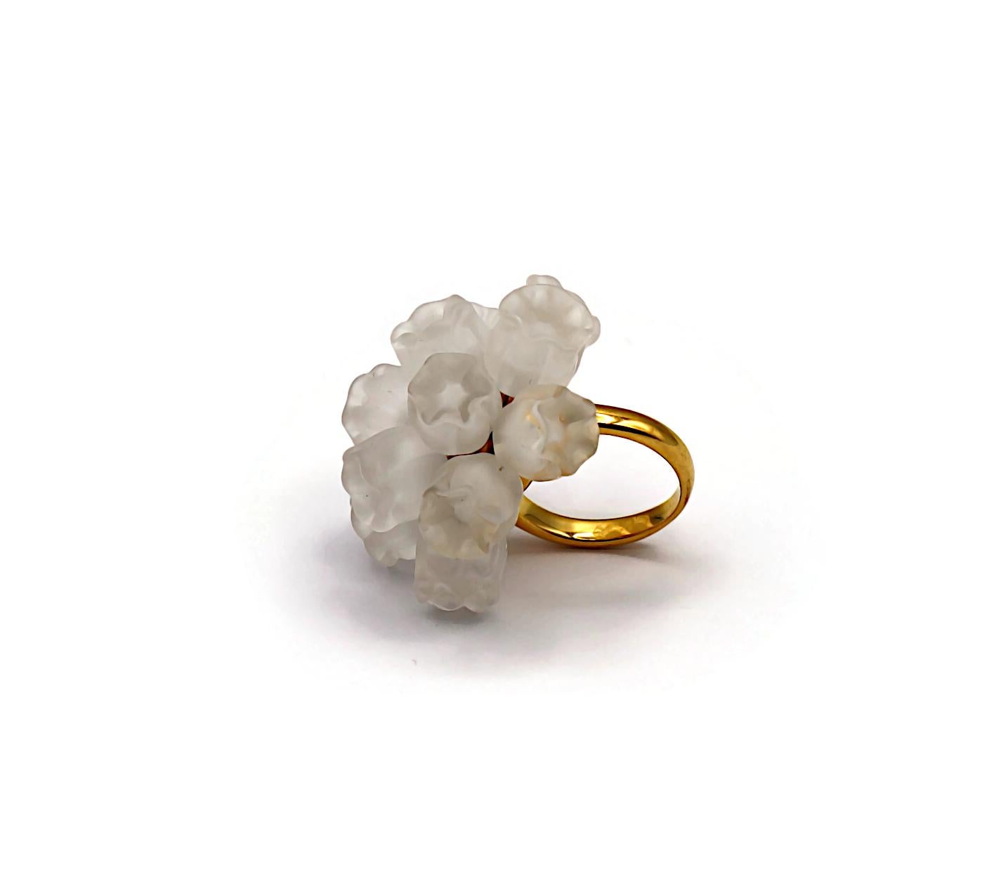 LALIQUE vintage crystal lily of the valley cluster ring.

Gold plate metal hardware.

Embossed LALIQUE.
Silversmith hallmark - embossed PLAQUE OR G.

Indicative measurements : inner circumference approx. 5.03 cm (1.98 inches).

Material(s) : Gold
