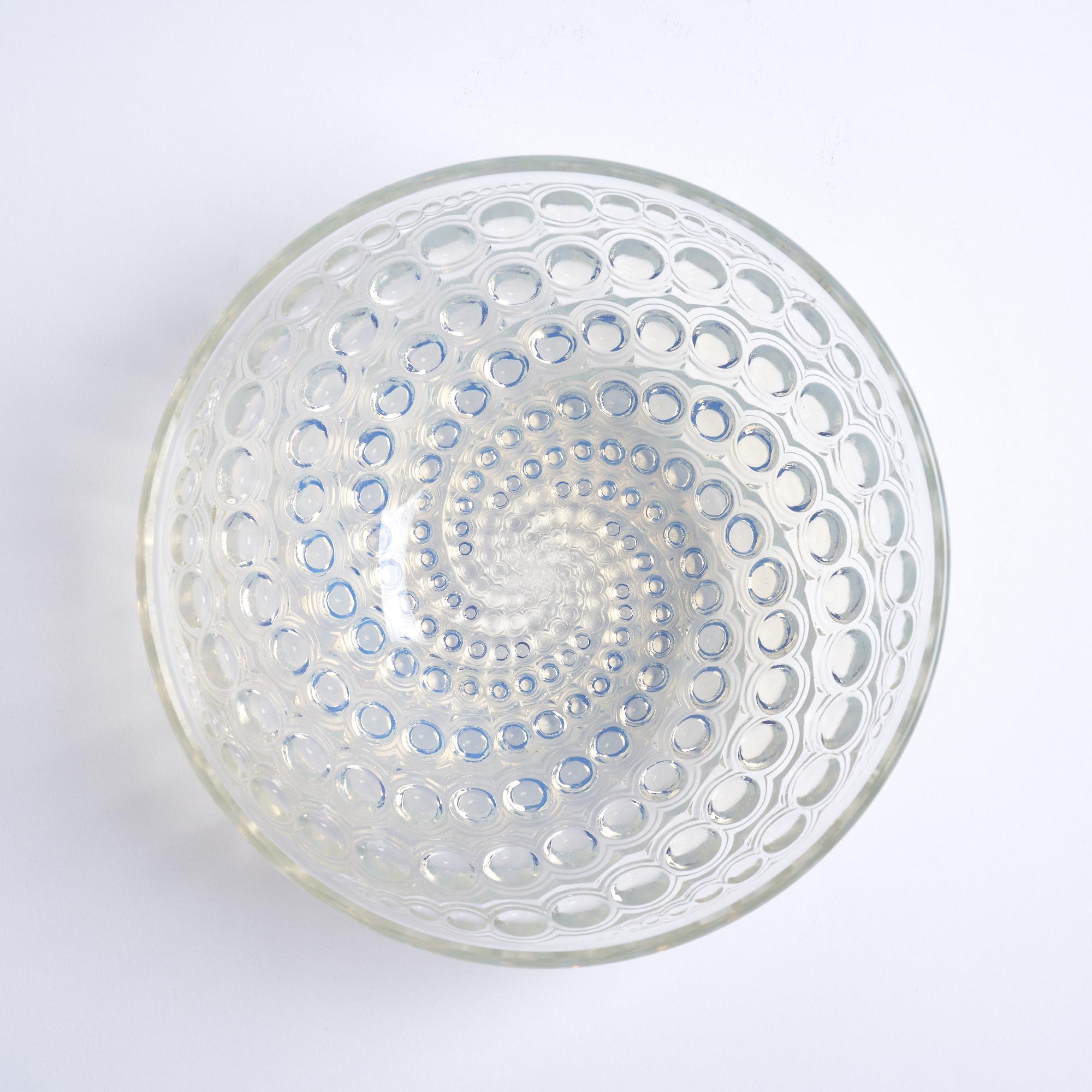 Lalique Volutes Opalescent Glass Bowl In Good Condition For Sale In Countryside, IL