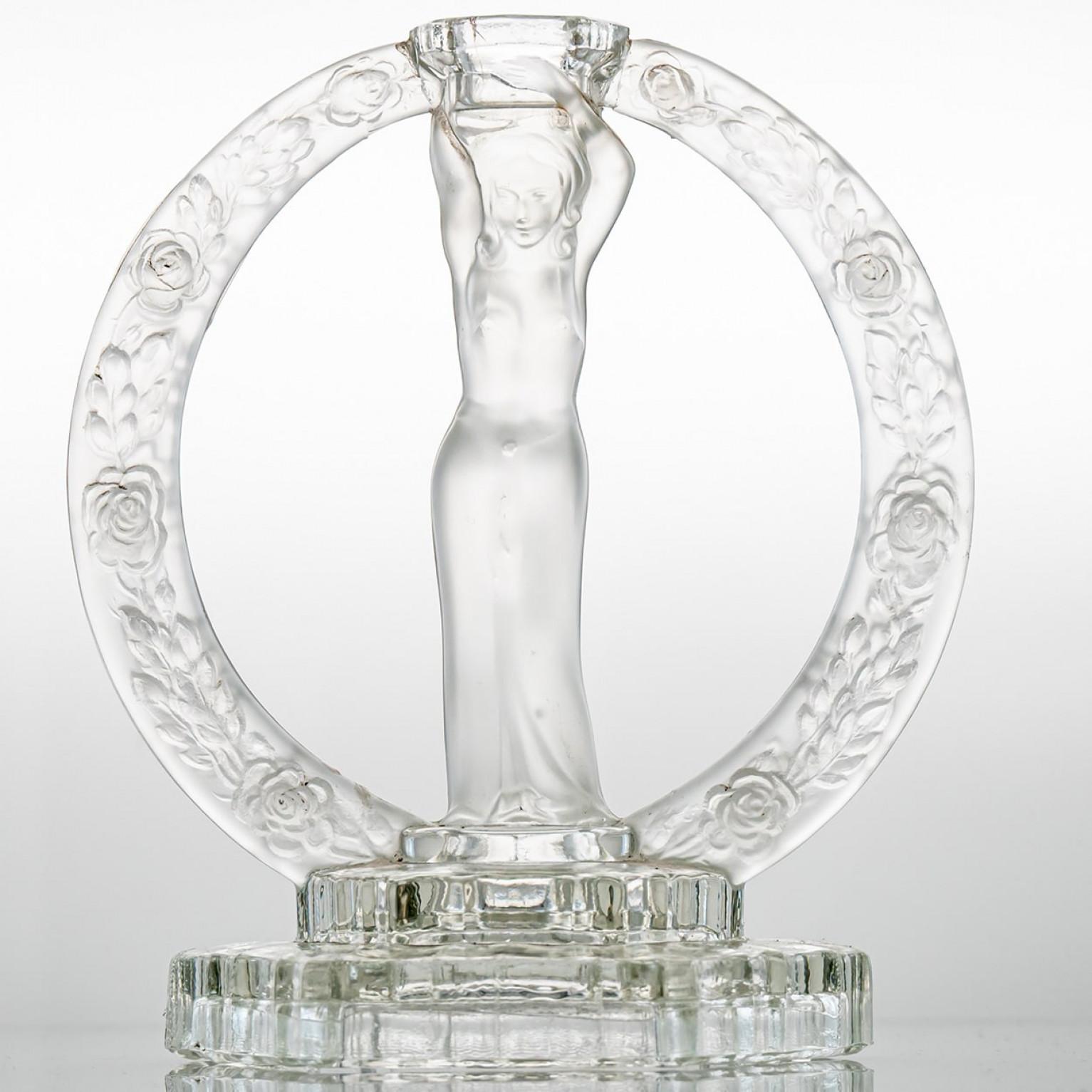 Luxus vom Feinsten, ein Sammlerstück, hergestellt von Lalique in Frankreich.

Dies ist ein Lalique Kerzenständer in perfektem Zustand.

Lalique

Lalique ist ein französischer Hersteller von Luxusglas, der 1888 von dem berühmten Glasmacher und