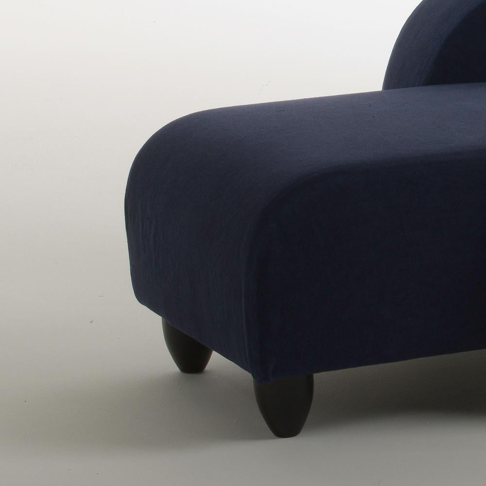 Lalong is a chaise lounge designed by Aldo Cibic with soft lines, upholstered and covered with removable navy blue cotton fabric. It lies on six anthracite-colored lacquered wooden feet. A long and comfortable armchair perfect for reading, working