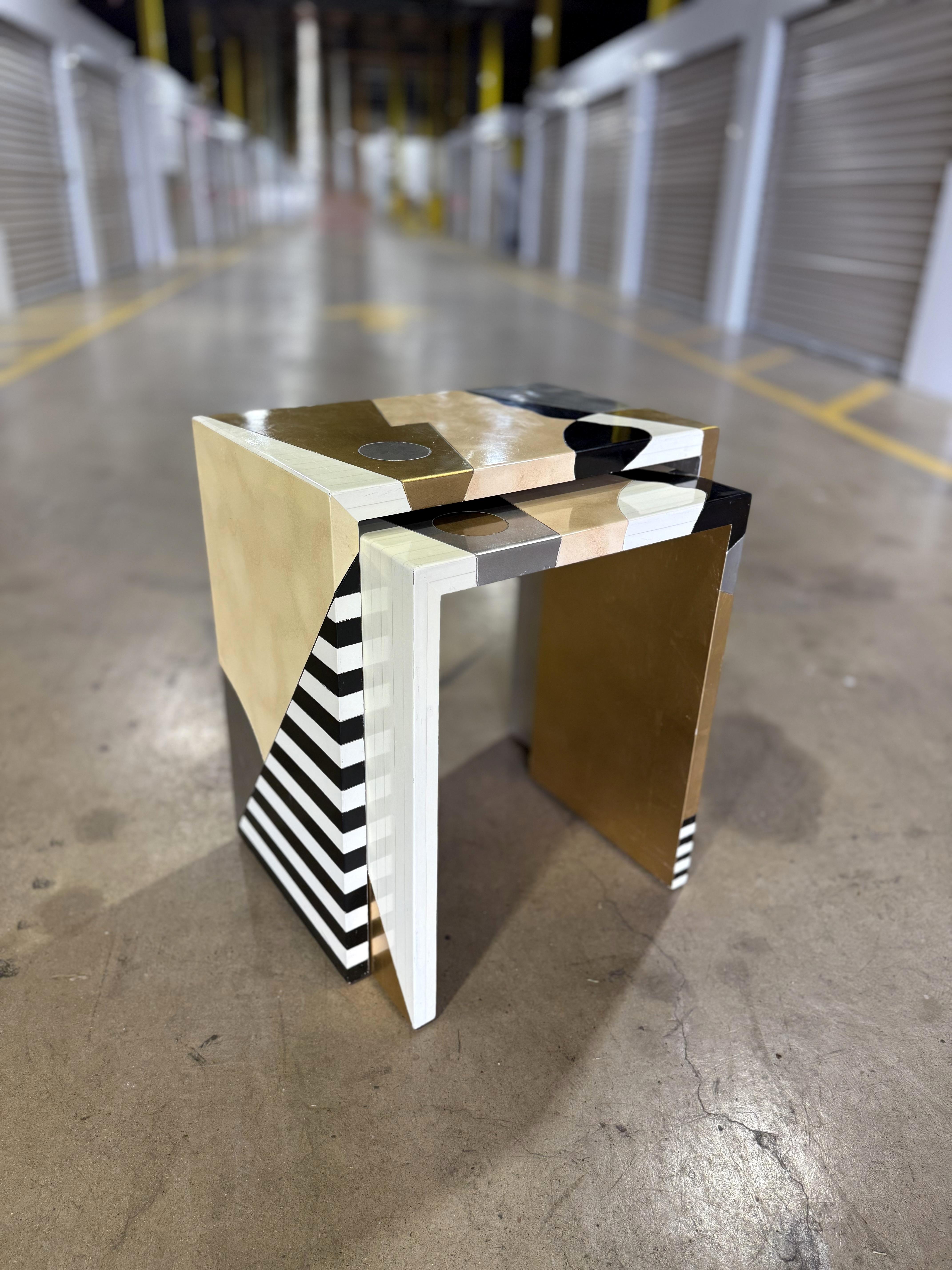 En el estilo Memphis, raro conjunto de mesas nido de Lam Lee.  Estas mesas proceden de la misma casa que el bufé que aparece en mis Artículos vendidos.
De diseño postmoderno, estas mesas añaden un toque de fantasía a cualquier espacio.  Utilízalos