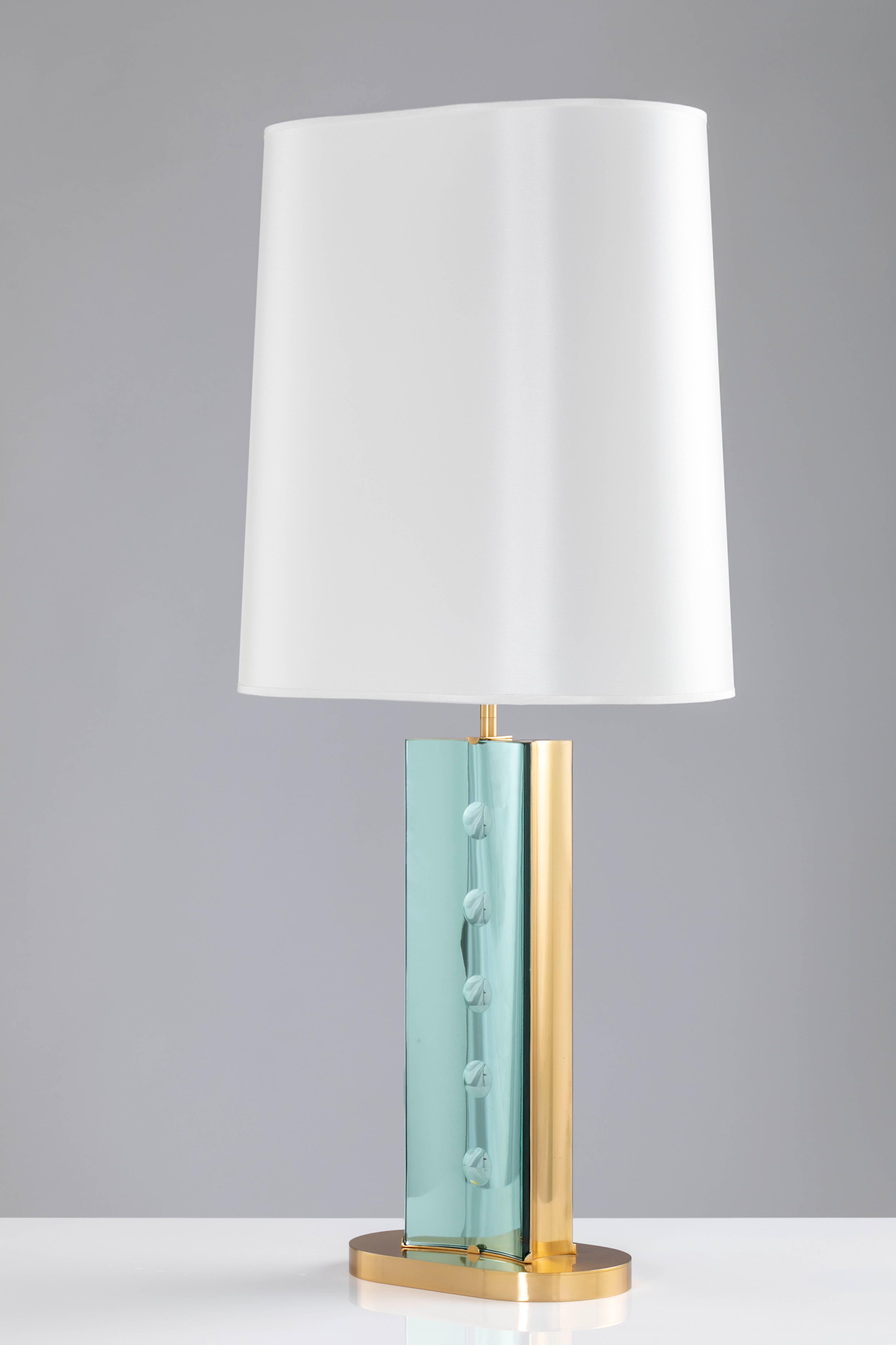 Paire de lampes 'TEGOLINE VERDI' de Roberto Giulio Rida

Les lampes de table 'Tegoline verdi' font partie d'une petite collection de lampes dans les couleurs suivantes : or, vert et bleu. Chaque paire est unique et ne peut être répétée.
Le corps des