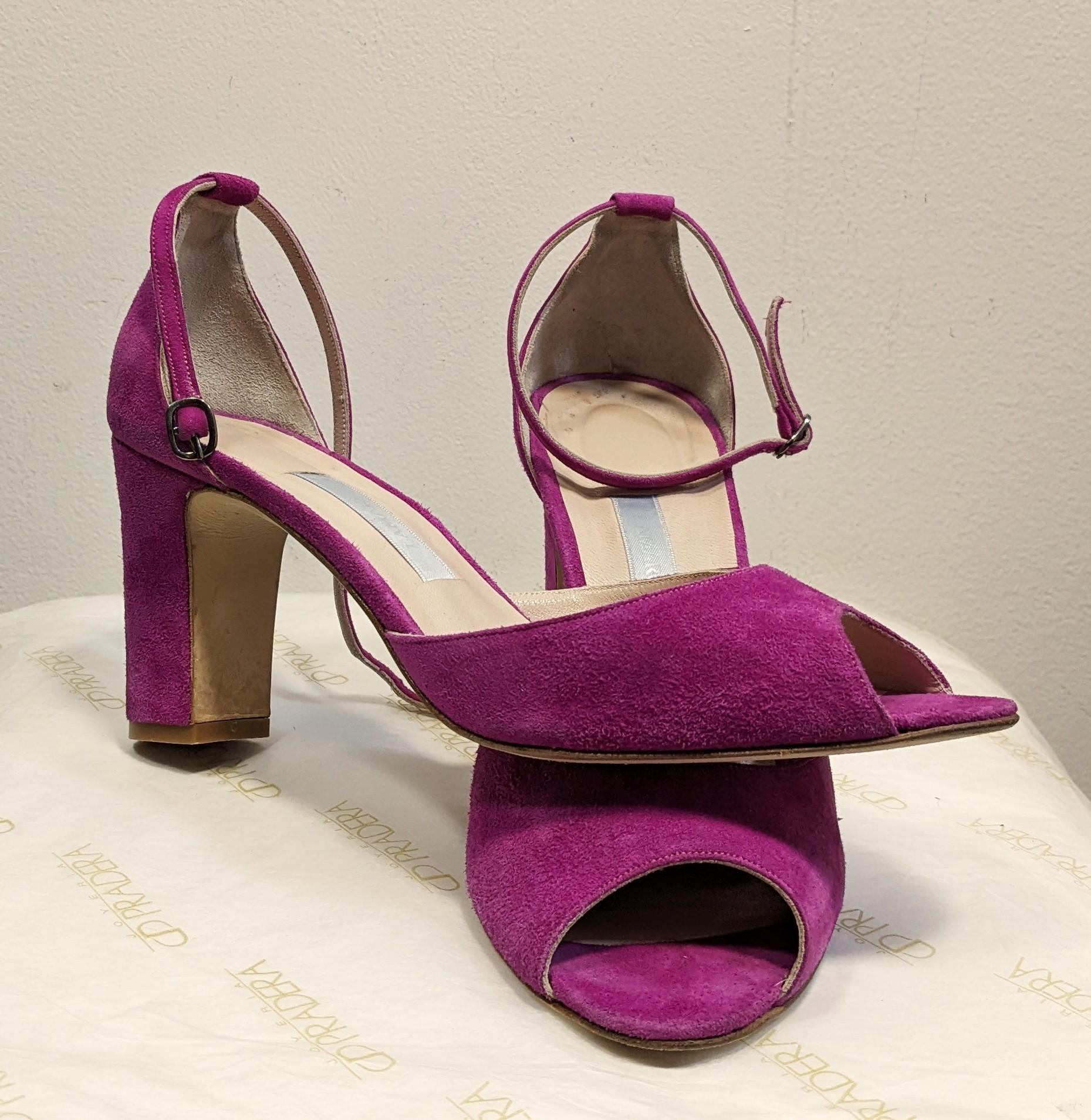 Pink velvet sandals from LAMARCA featuring an open toe, an anckle strap fastening with a side buckle fastening and a high square heel. 

Made In: Spain 
Color: Pink 
Material: Velvet
Marked Size: 38 Europe
Heel Height: 8,5 cm/ 3,35 inches



READY