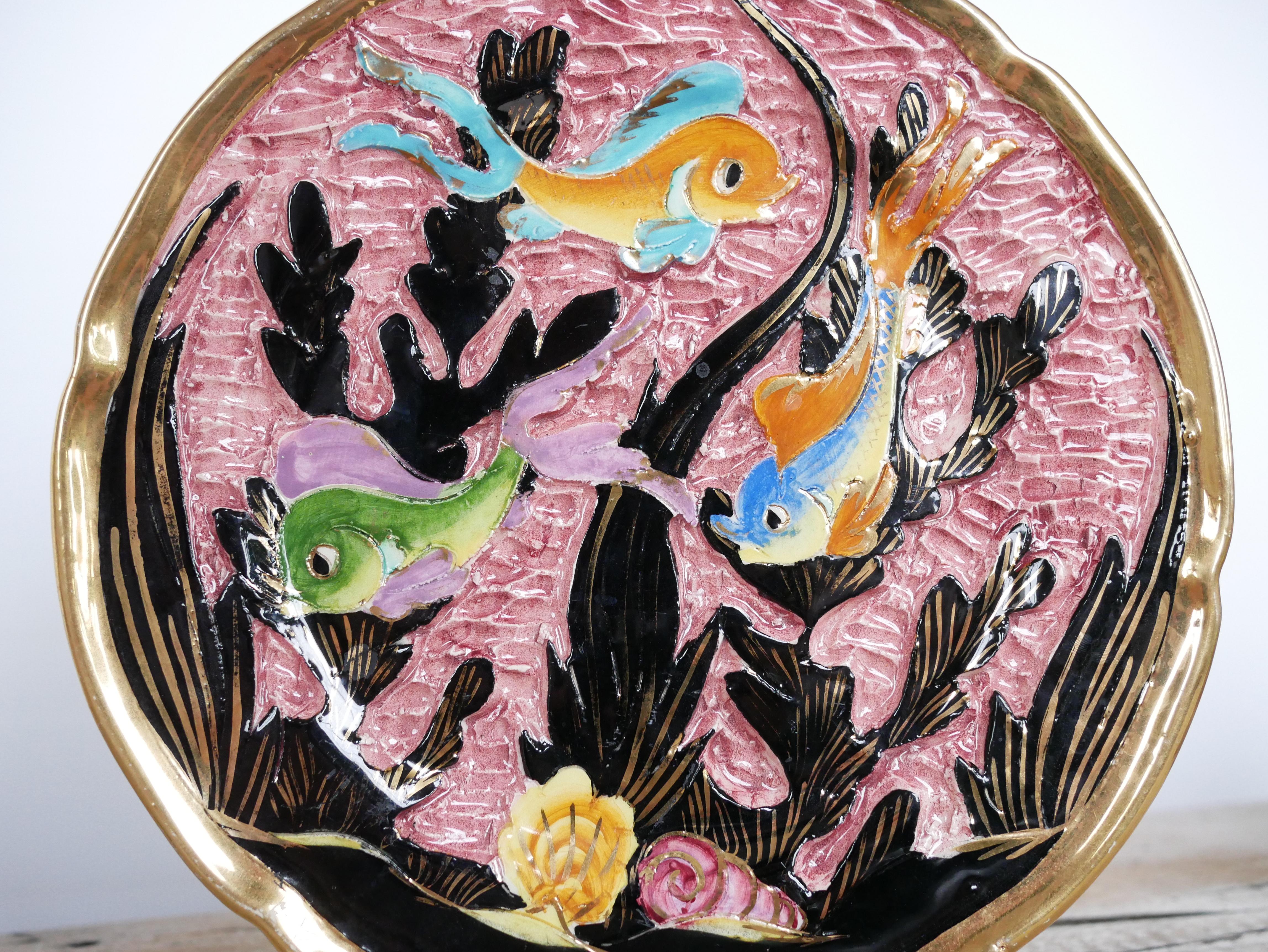 Plate with fish motif ceramic art Lamarche, Vallauris, dating from the 1950s.

With its pretty decor and its colorful hue, this ceramic will be perfect in a current decoration.

Good condition, some marks from time, notably a few scratches and a