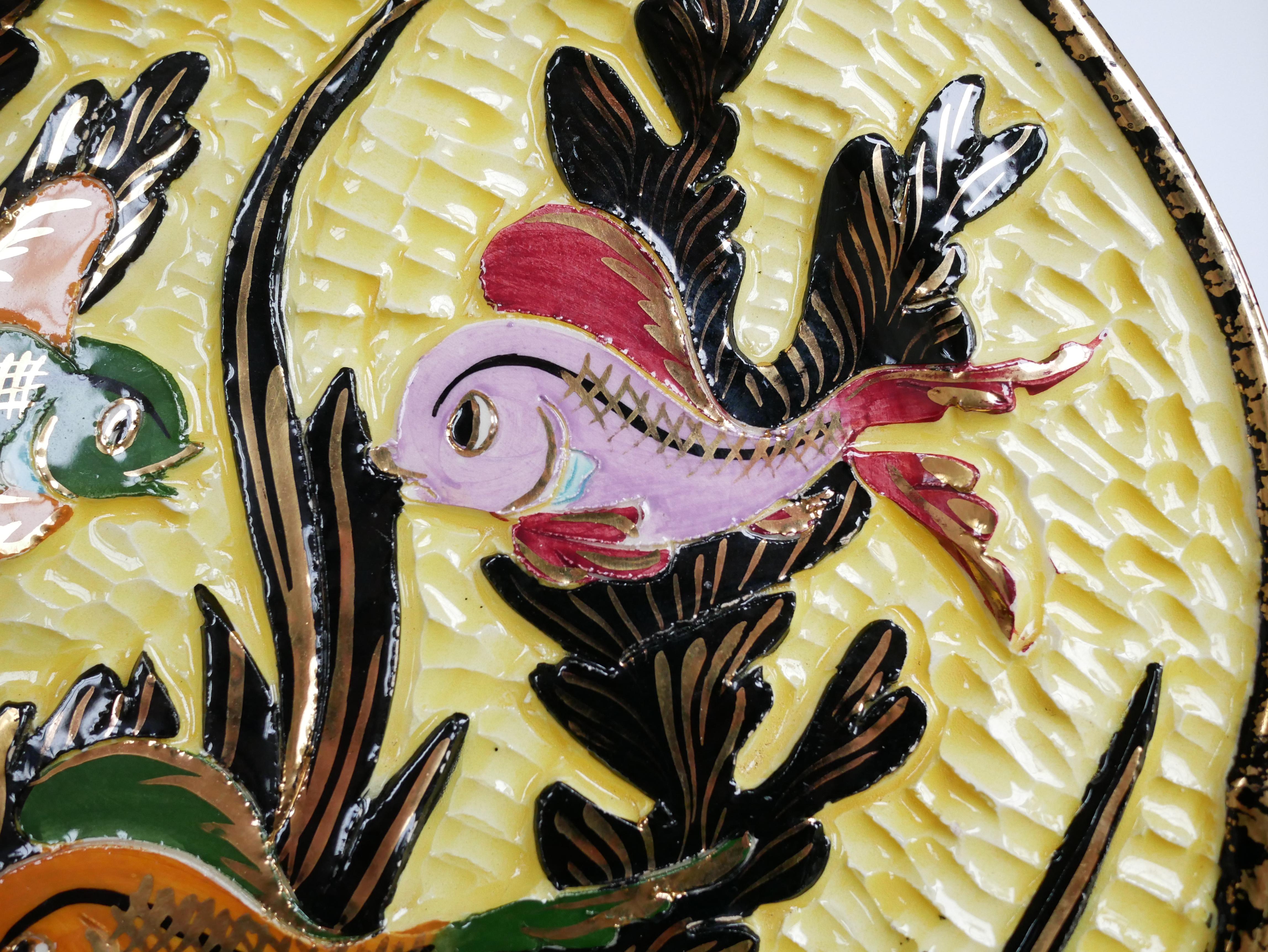 Plate with fish motif ceramic art Lamarche, Vallauris, dating from the 1950s.

With its pretty decor and its colorful hue, this ceramic will be perfect in a current decoration.

Good condition, slight marks of time, notably discreet scratches, but