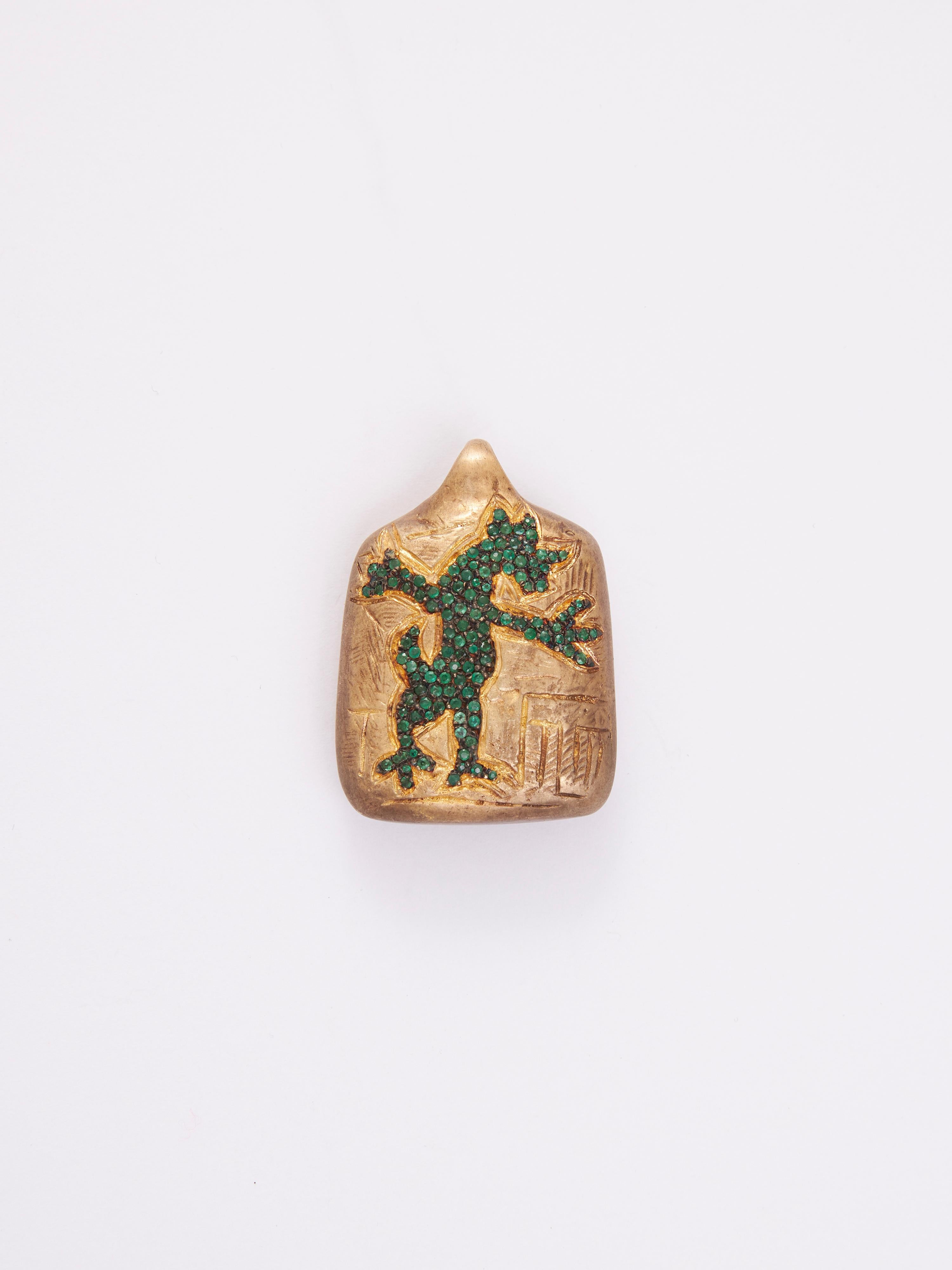 Il ciondolo Lamastu è un'accattivante miscela di eleganza e misticismo, meticolosamente realizzata in argento sterling per mostrare il suo intricato design. Ornato da un'incredibile serie di smeraldi a taglio rotondo, questo ciondolo emana