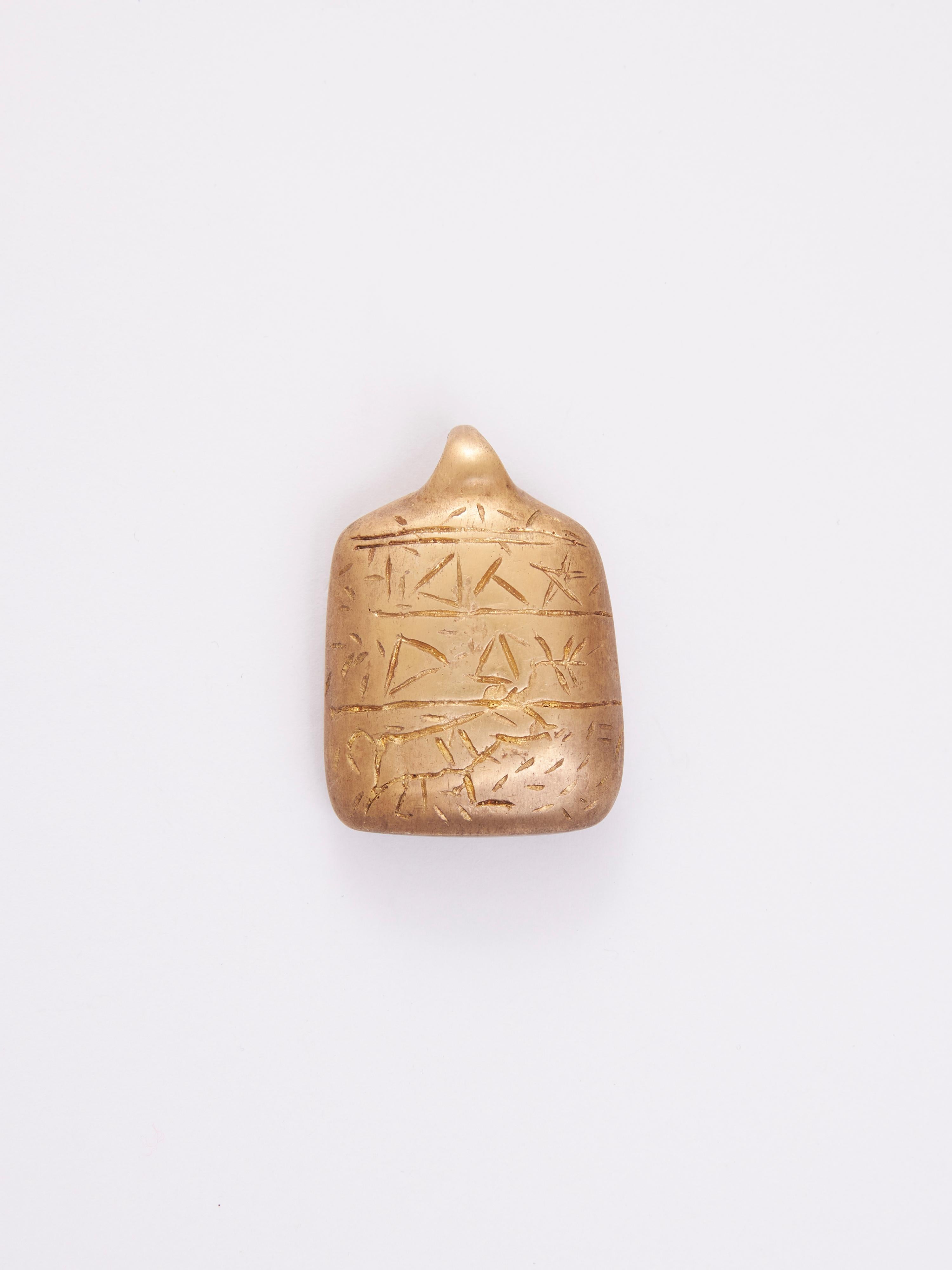Revival Ciondolo amuleto Lamastu in argento, placcatura in oro 24K e smeraldo in vendita