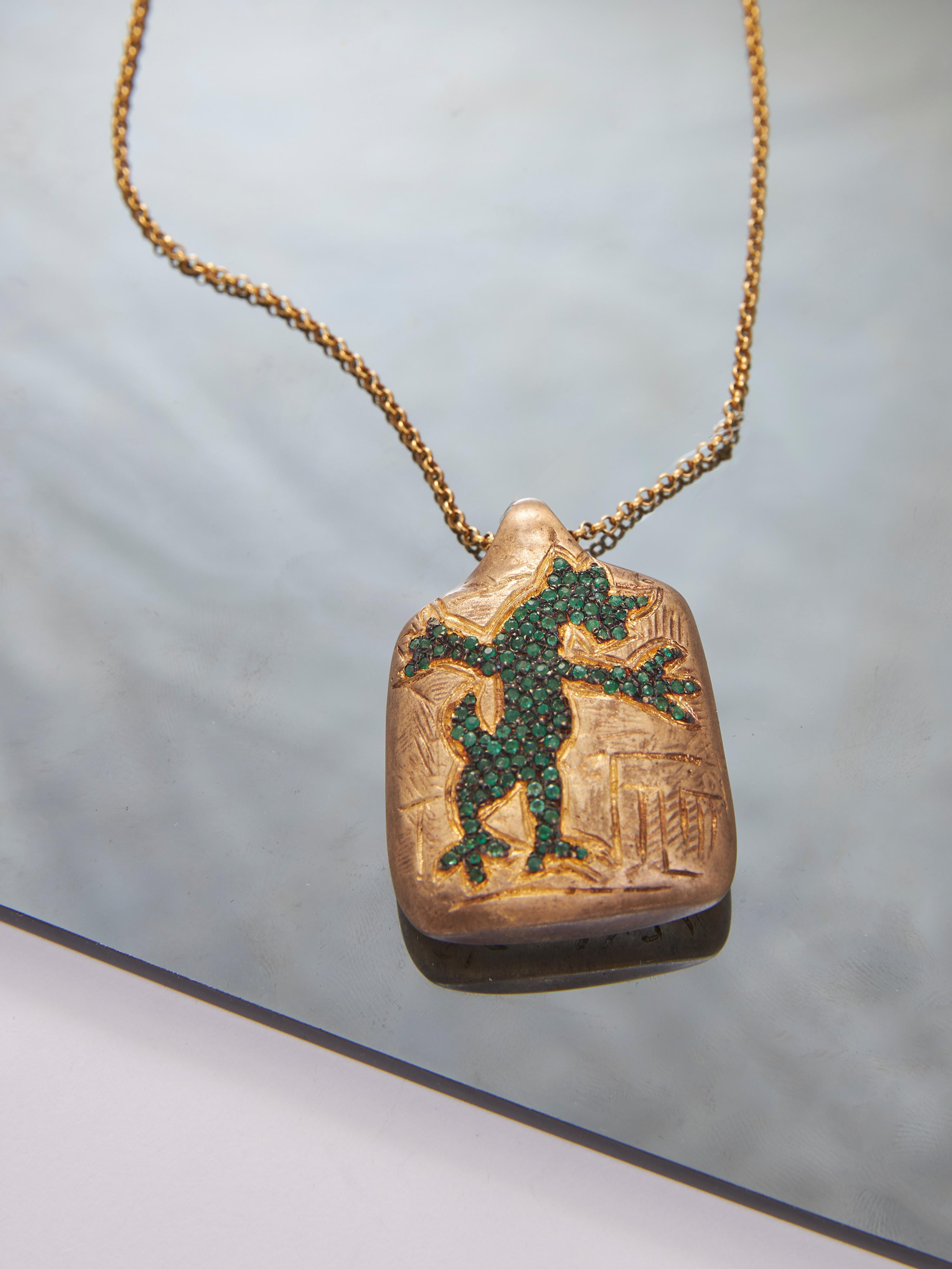 Taglio rotondo Ciondolo amuleto Lamastu in argento, placcatura in oro 24K e smeraldo in vendita