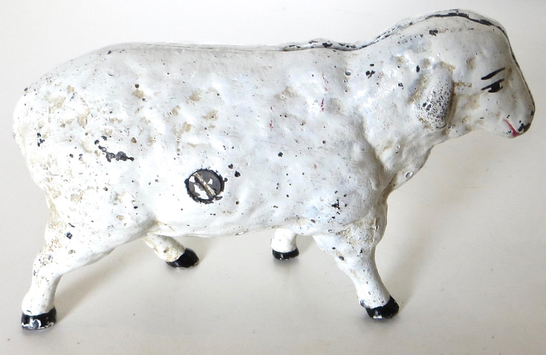 Tirelire fixe en fonte « Lamb », américaine, datant d'environ 1970 Bon état - En vente à Incline Village, NV