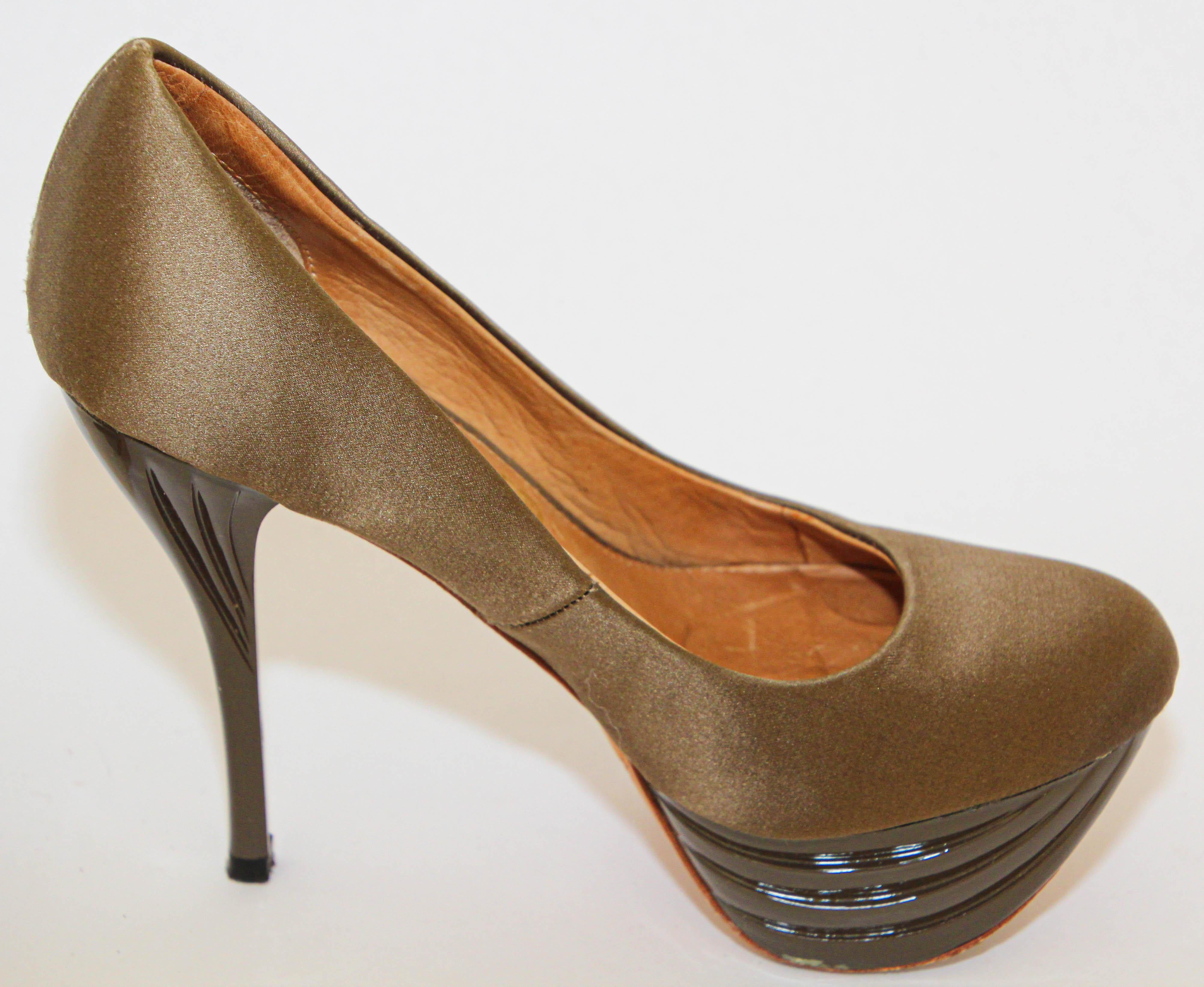 L.A.M.B. Chaussures à talons compensés LAMB Z en satin et laque taupe foncé, taille 6 M Bon état - En vente à North Hollywood, CA
