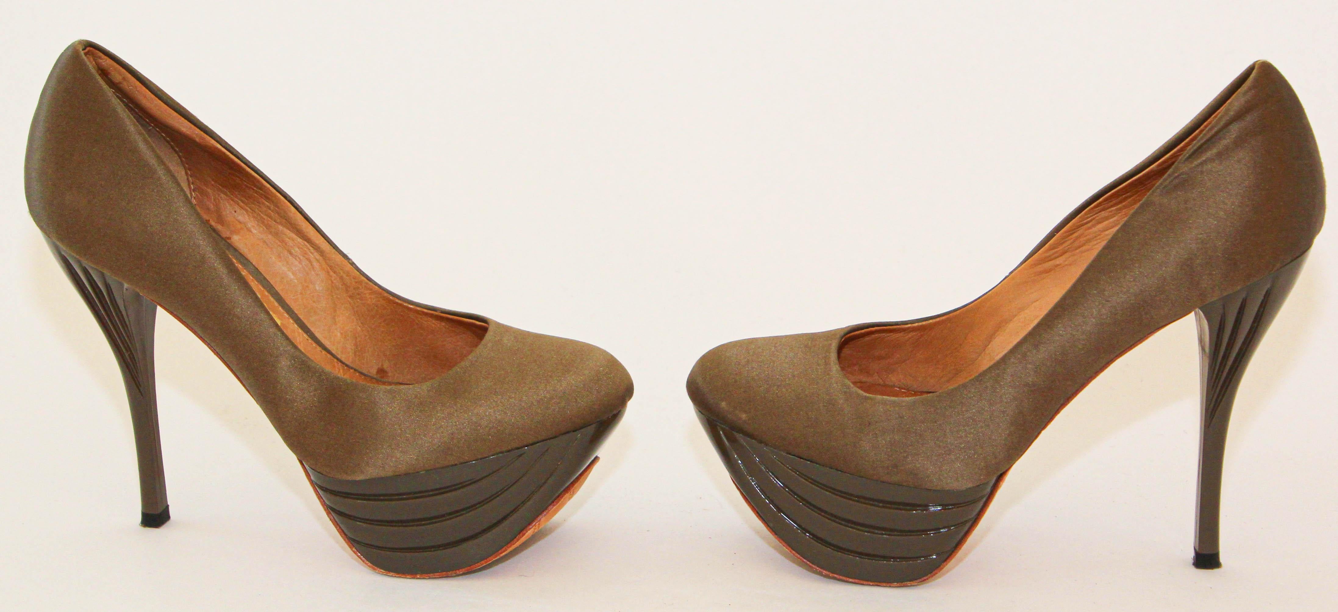 L.A.M.B. Chaussures à talons compensés LAMB Z en satin et laque taupe foncé, taille 6 M Pour femmes en vente