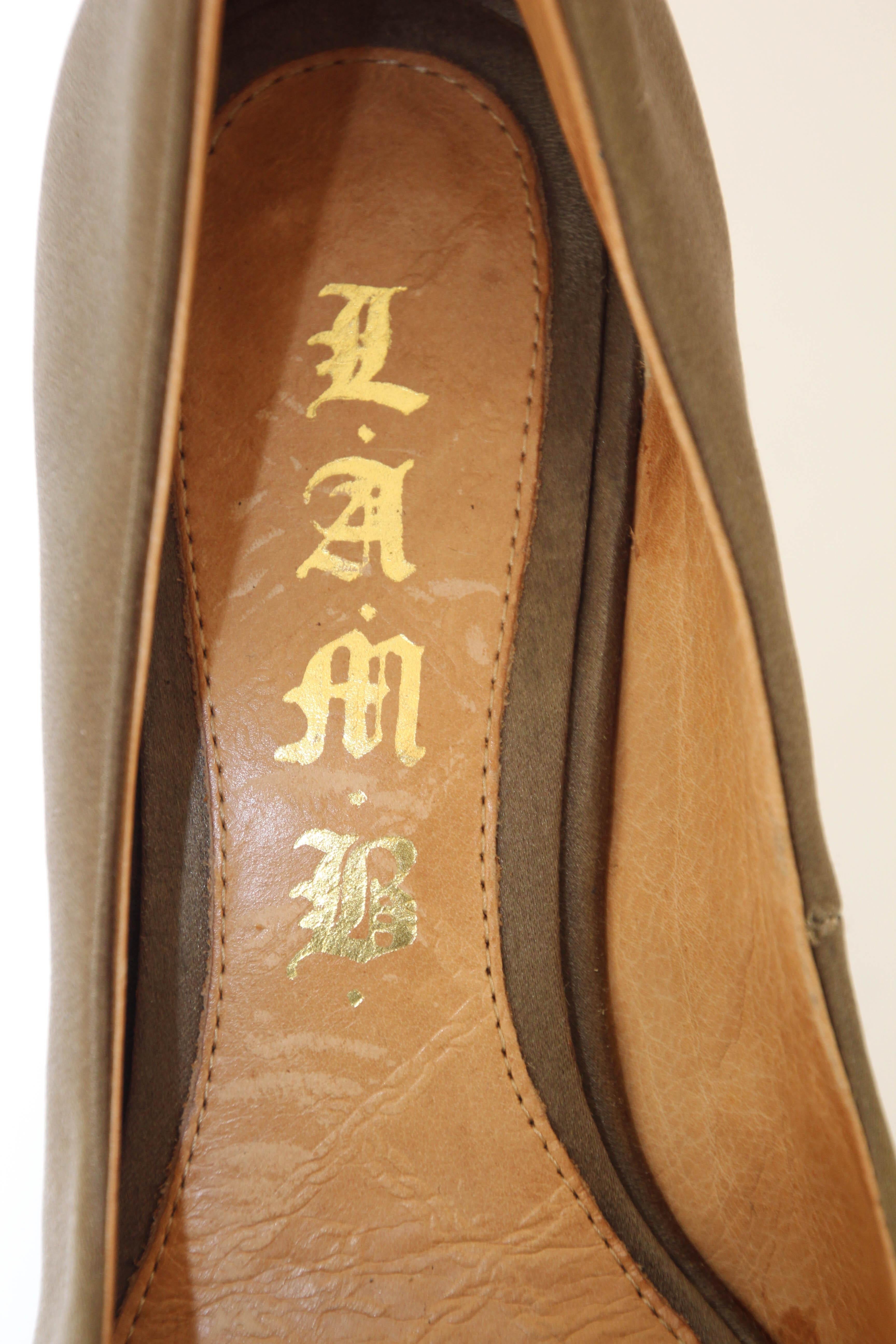 L.A.M.B. Chaussures à talons compensés LAMB Z en satin et laque taupe foncé, taille 6 M en vente 1