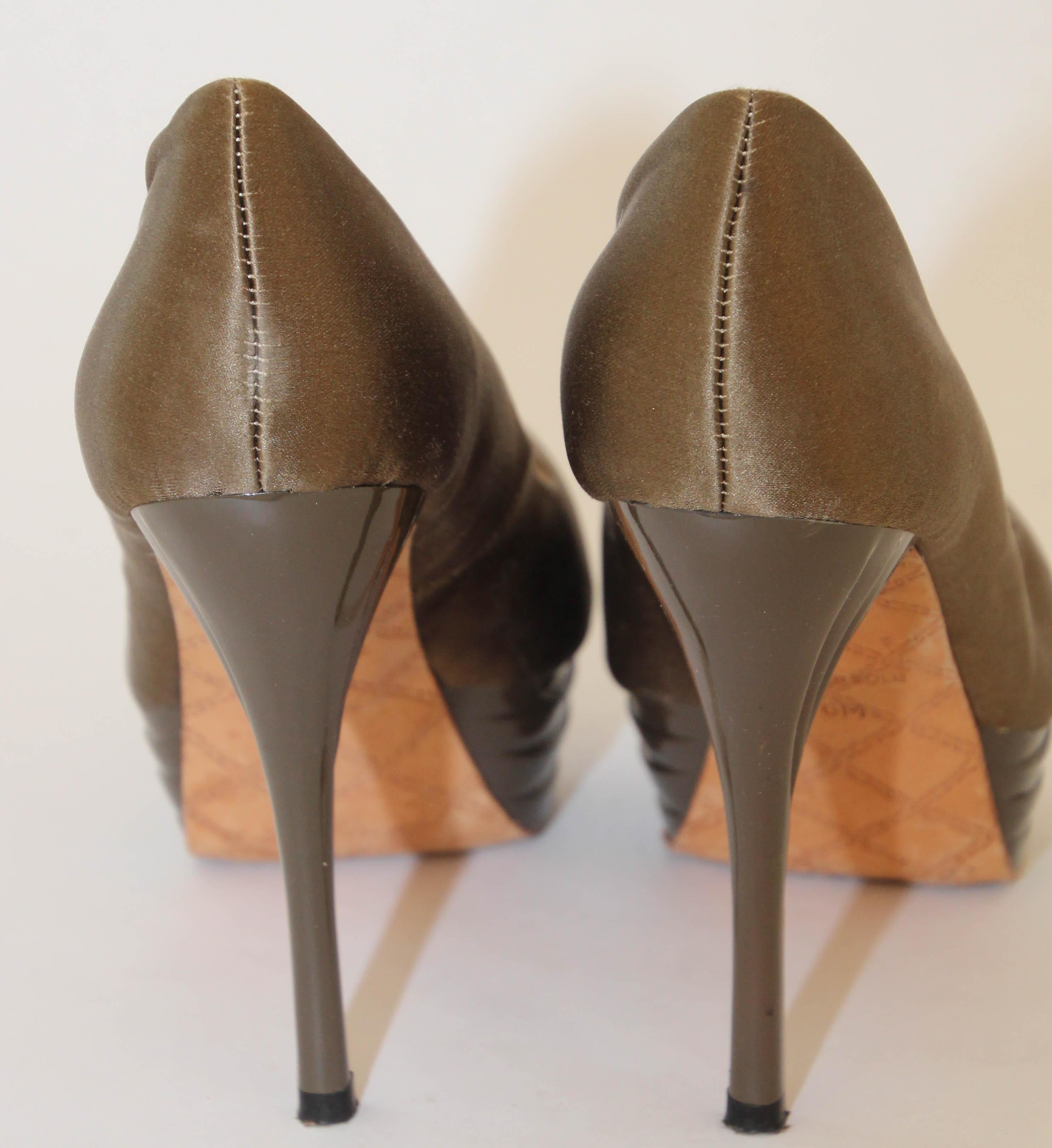 L.A.M.B. Chaussures à talons compensés LAMB Z en satin et laque taupe foncé, taille 6 M en vente 4