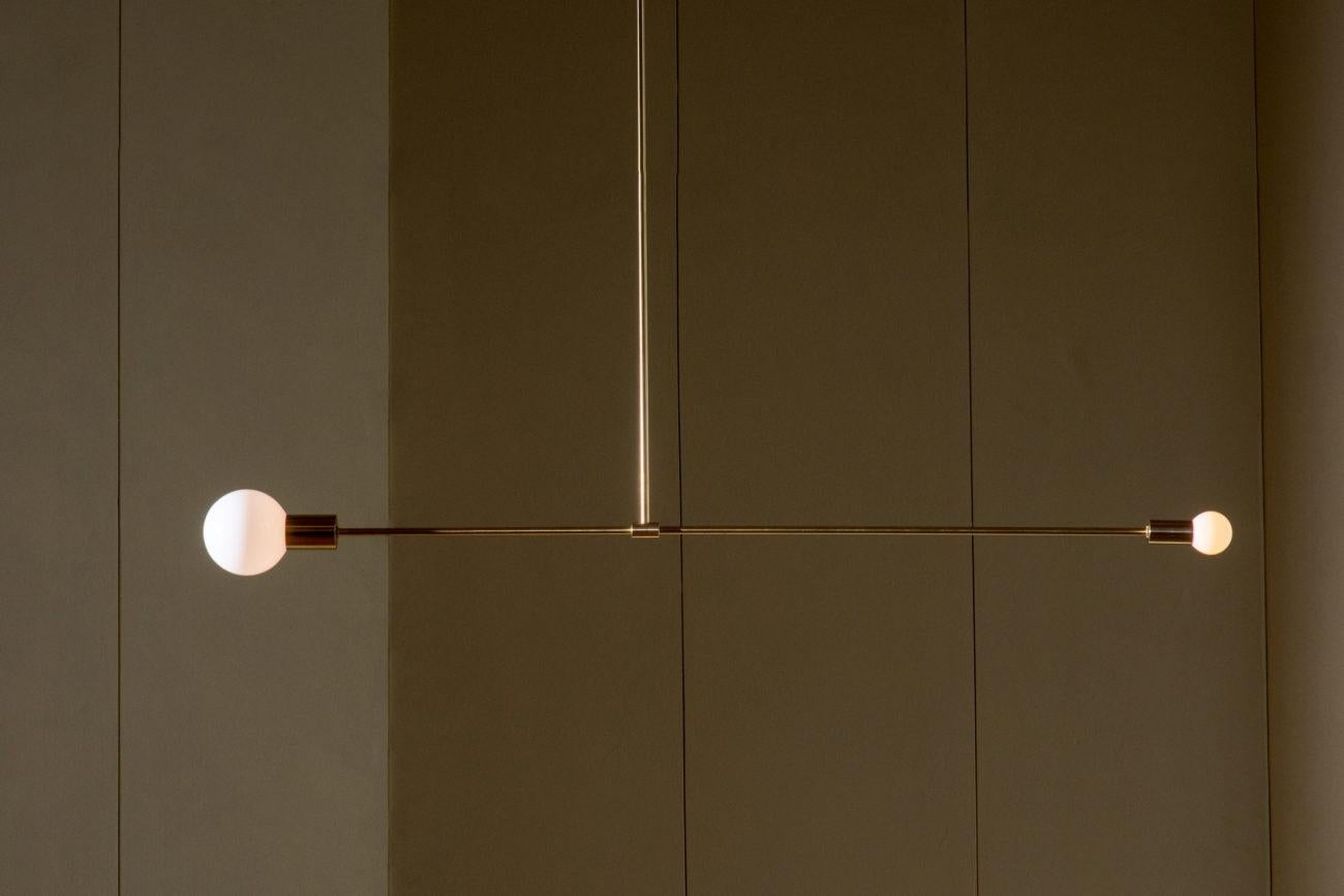 La Dot Dot Collection combina l'immediatezza delle lampadine sferiche a vista con la ricca matericità dell'ottone. Le composizioni geometriche focalizzate contengono queste due caratteristiche, bilanciando linea, superficie e punti luminosi. Il