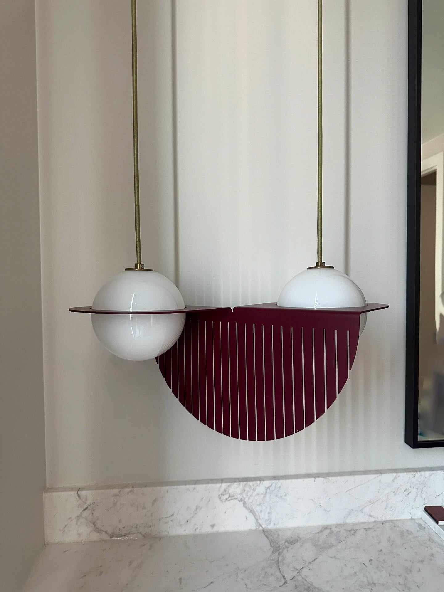Lampe suspendue Lambert & Fils avec base personnalisée enduite de poudre bordeaux avec cordon doré et quincaillerie en laiton. Cordon de 84