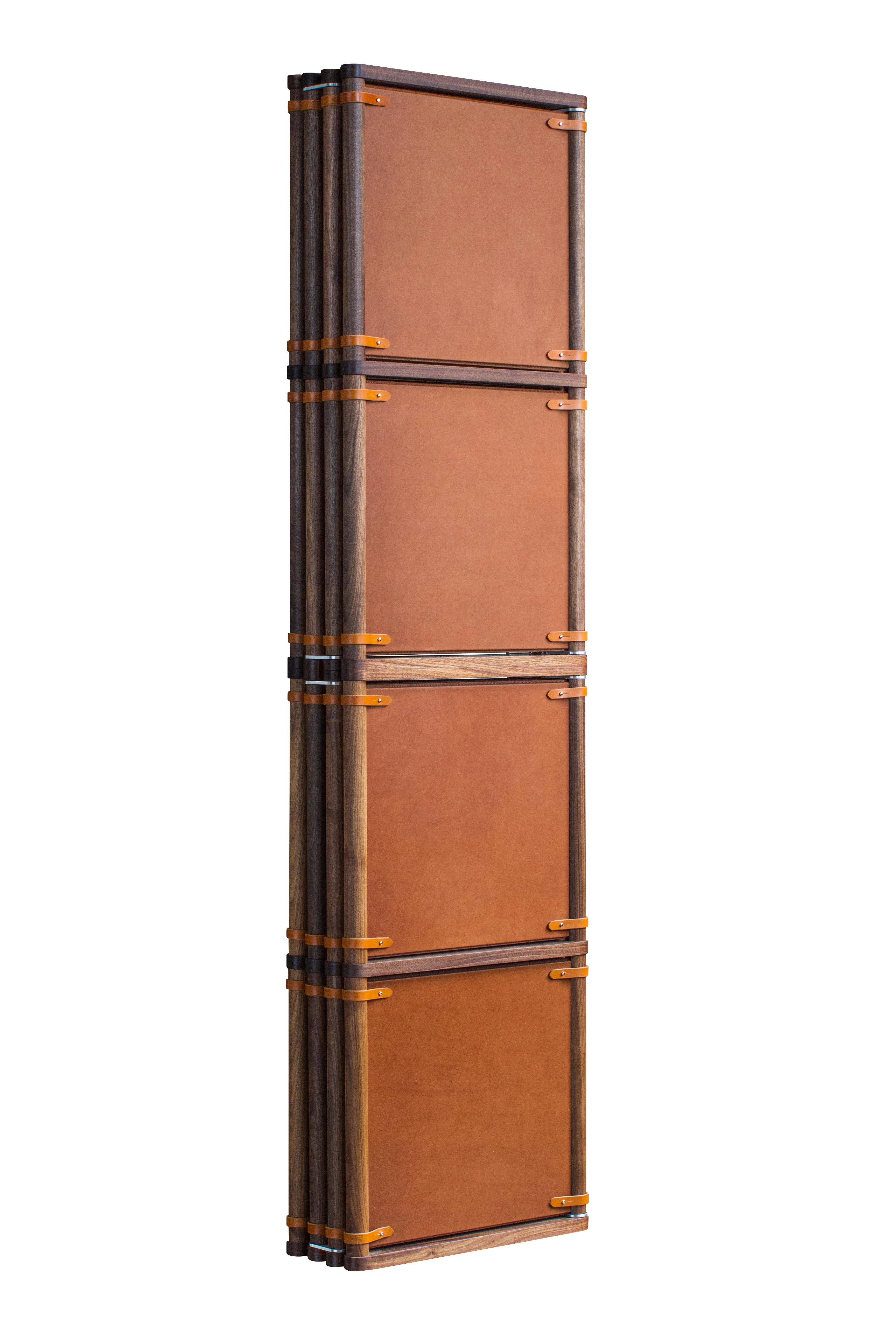 Il paravento pieghevole Lambert Tipo 2 in noce oliato con pannelli in pelle marrone e cinghie in pelle a briglia inglese color cognac. La zanzariera pieghevole Lambert Tipo 2 si differenzia dalla nostra zanzariera Tipo 1 per il fatto che entrambi i