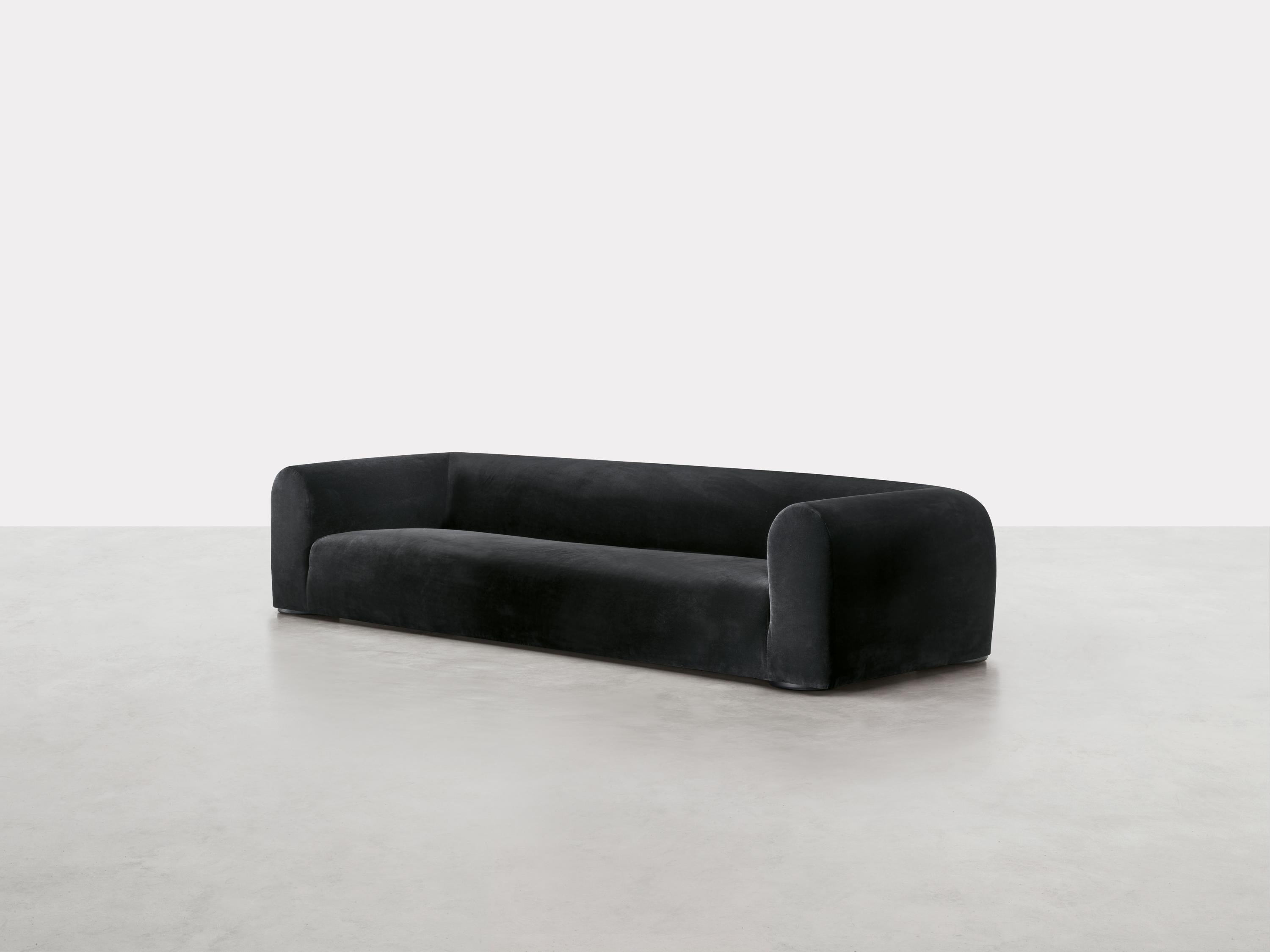 Une ligne courbe simple et ininterrompue dessine les formes d'un siège doux et conciliant. Lambert réussit à faire correspondre
une approche synthétique et minimaliste avec une idée de confort intégral. Le design reste en équilibre entre deux
et