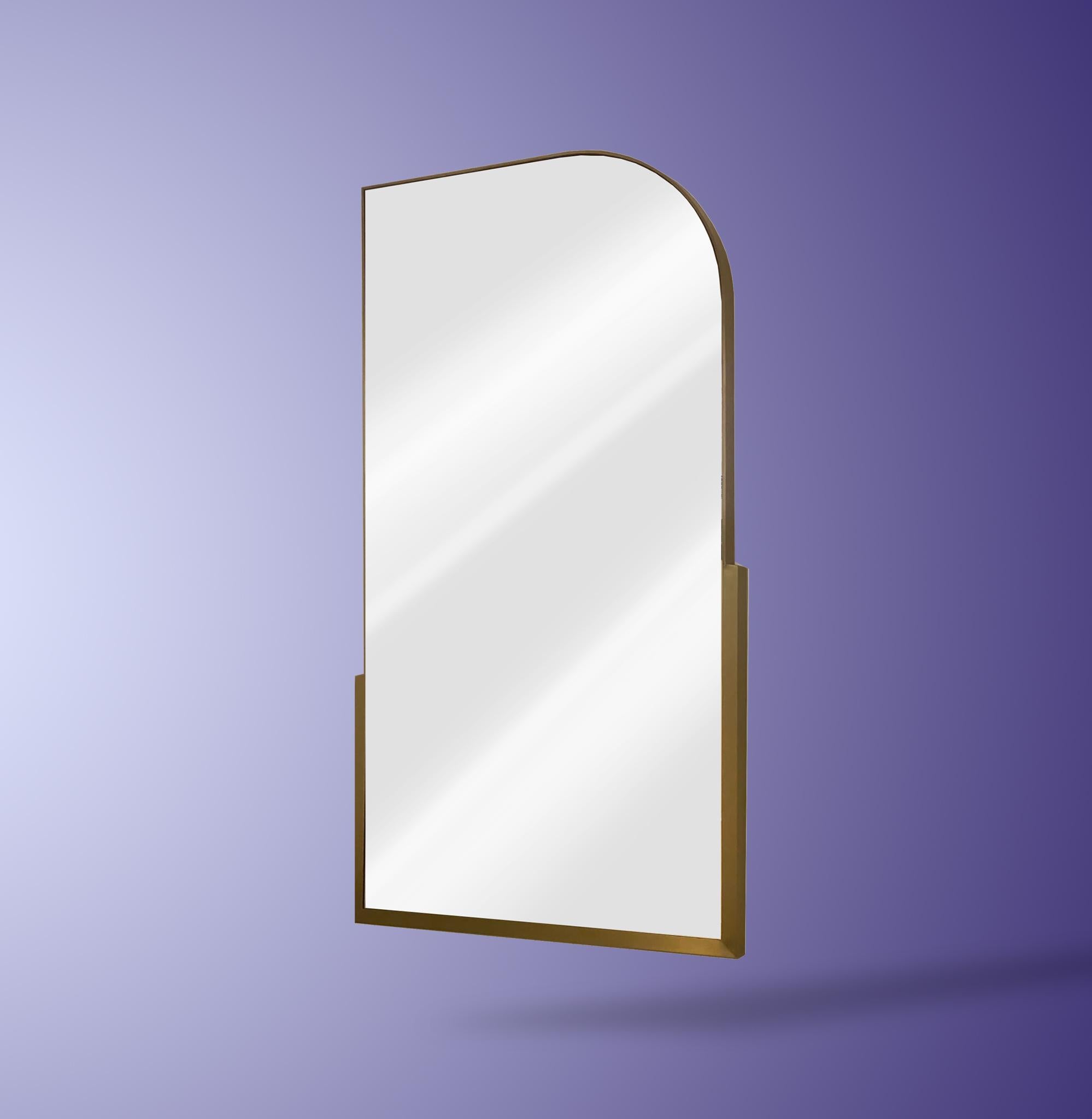 Ce miroir est composé d'un cadre en laiton à double épaisseur. 
Peut être laissé au sol, adossé à un mur ou accroché au mur à l'aide d'un taquet français.

Comme tous nos miroirs, ce miroir est fabriqué sur commande et est donc hautement