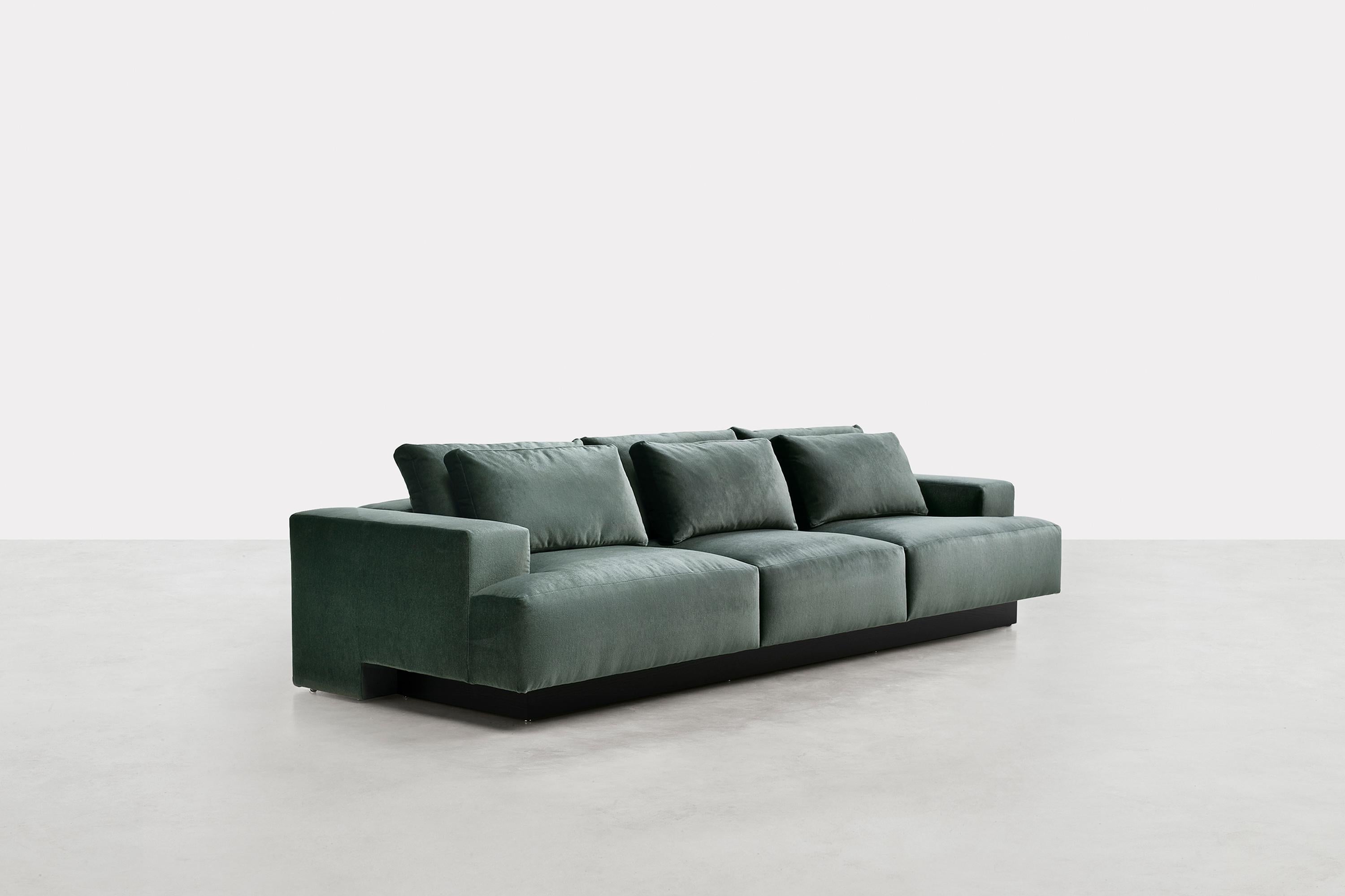 A singular crasis between large, soft blocks reminiscent of Brutalist architecture and full, curved lines.
The originality of the design is mainly due to the dialogue between the base and armrest, the cut and the
contrast, also architectural,