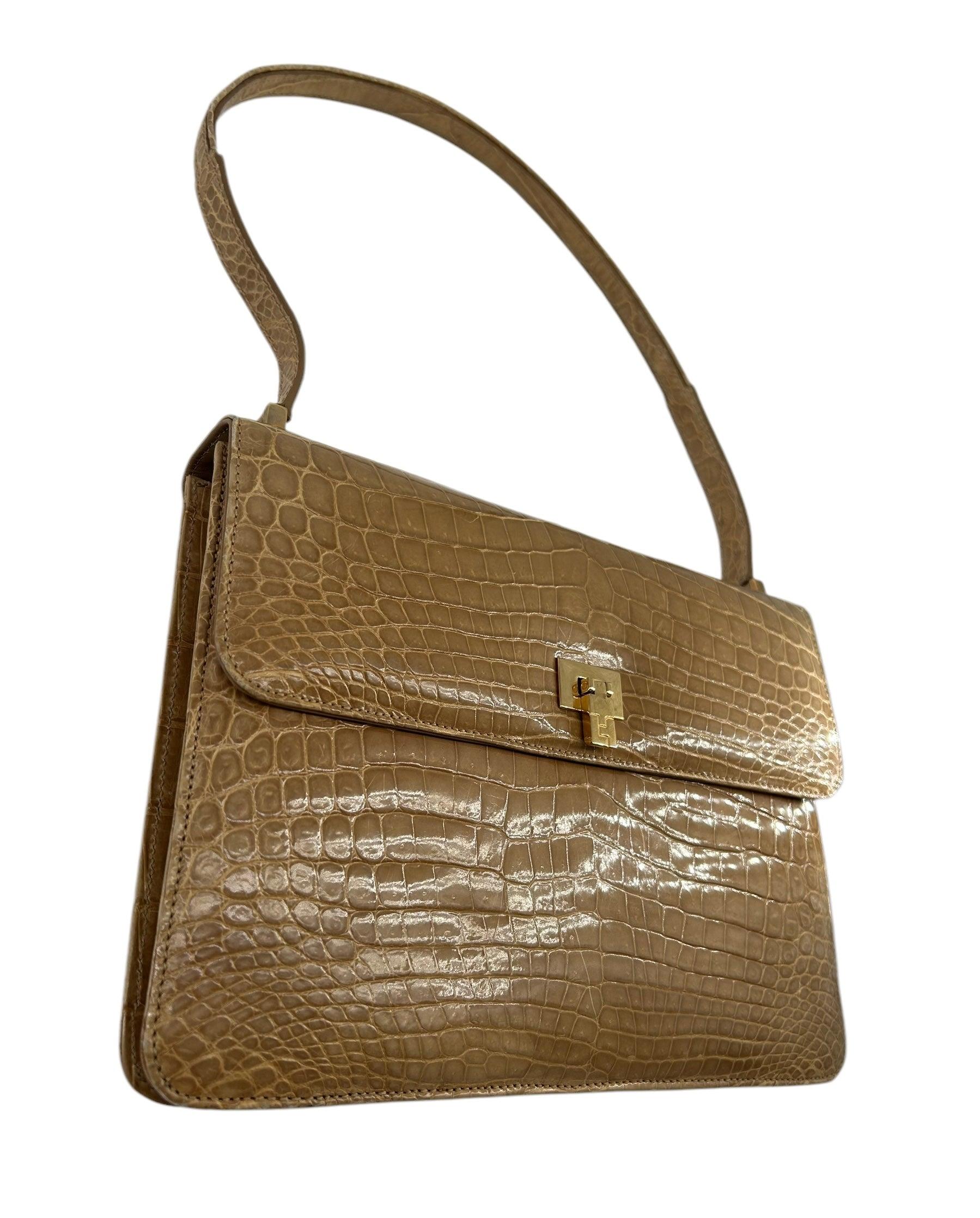 Lambertson Truex Tan Baby Krokodil Handtasche. Die tatsächliche Farbe ist heller als die Bilder und ist mehr tan oder helles Karamell. Drei Innentaschen mit einer kleineren Tasche mit Reißverschluss in der Mitte. Die schönsten Entenei blau gefärbt