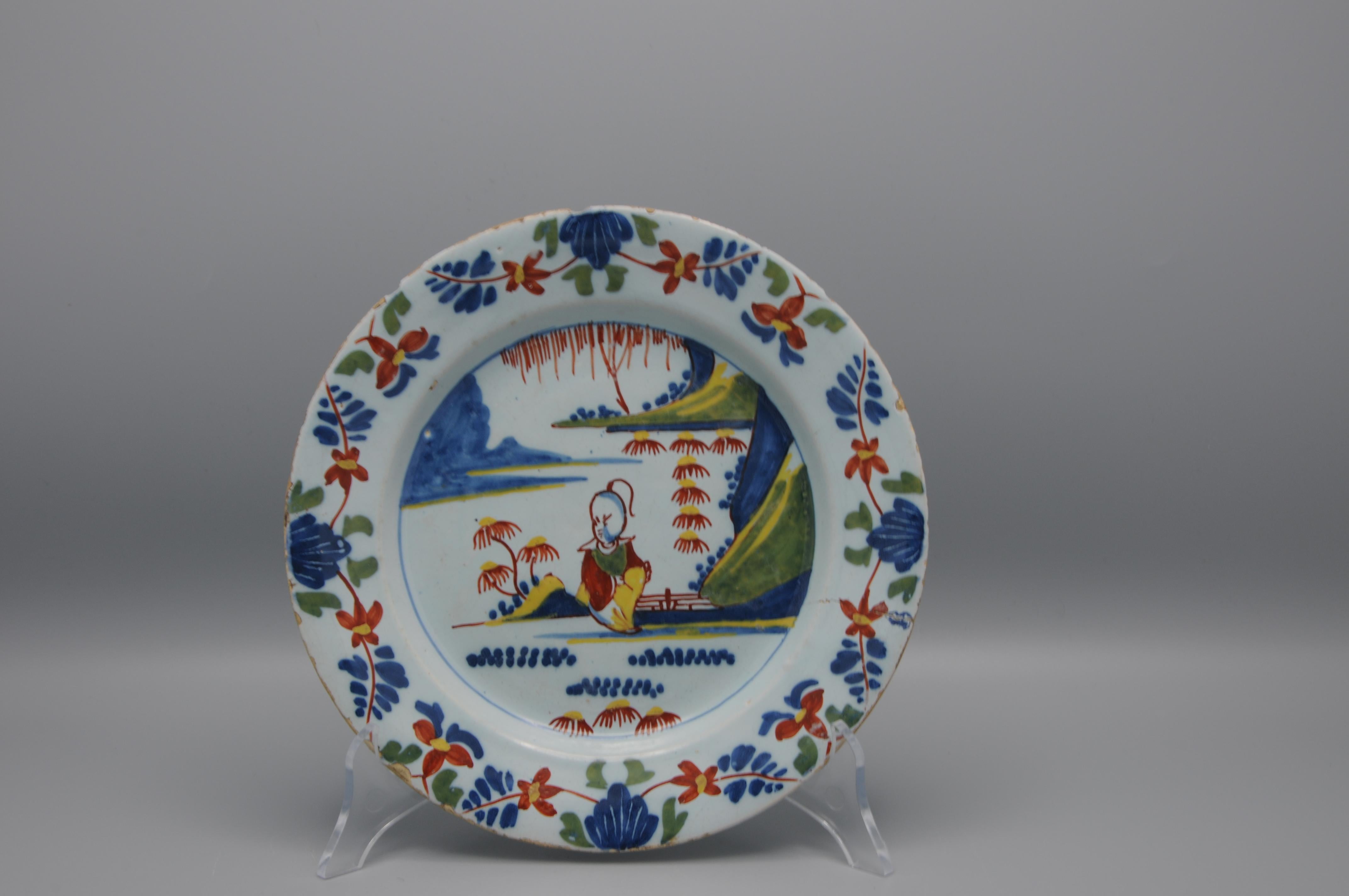 Chargeur anglais en polychromie Delft représentant un personnage chinois dans un paysage oriental, peint en polychromie de jaune, rouge, vert et bleu. Attribué à la poterie de Lambeth High Street d'Abigail Griffith. Vers 1765-75.
Des plaques