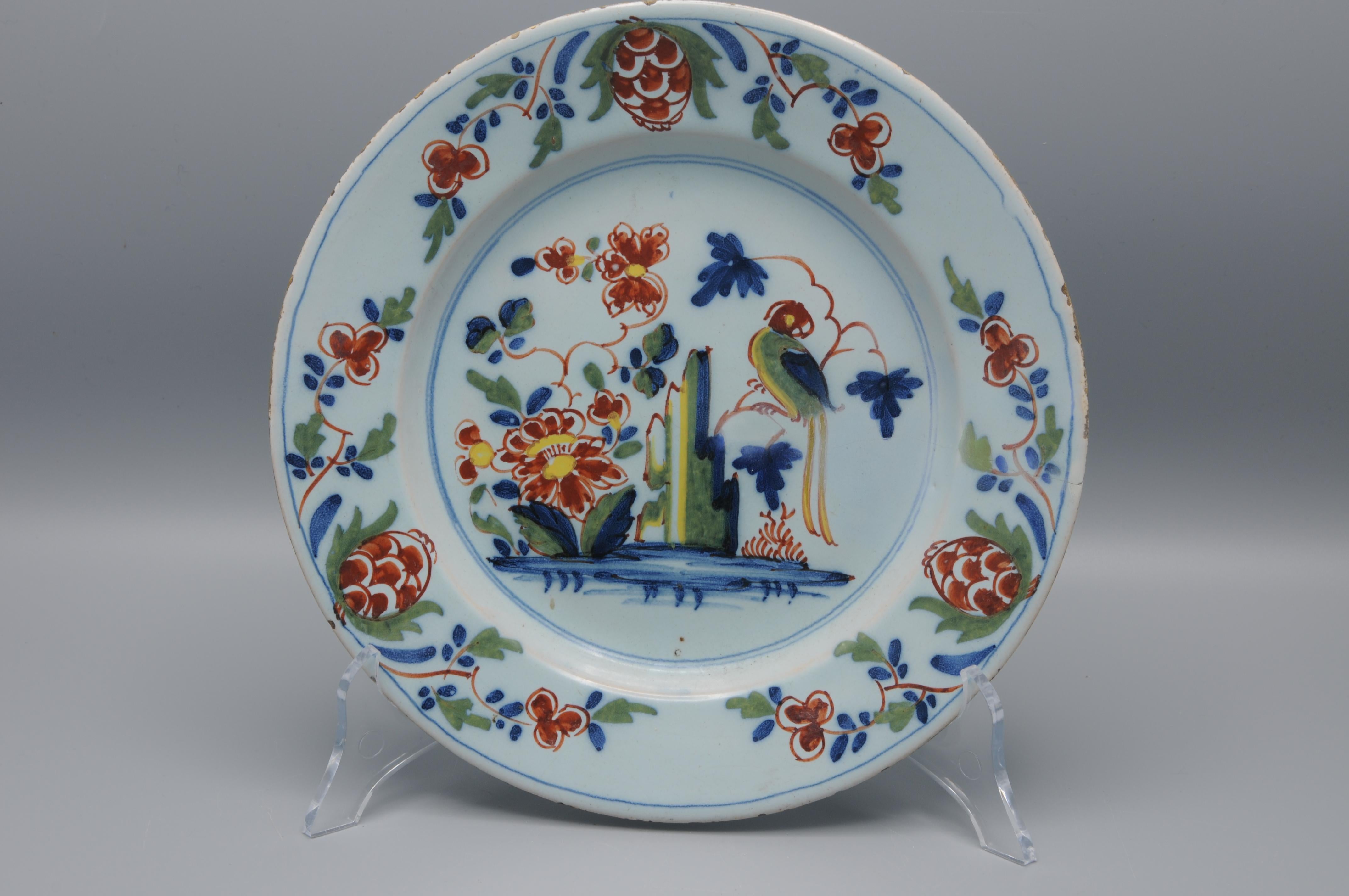 Motif bien-aimé du Delft anglais, le perroquet sur une branche dans un paysage de rochers et de fleurs. Ce motif particulier a été attribué à la poterie de Lambeth High Street d'Abigail Griffith. circa 1765-75. Peint en couleurs polychromes de
