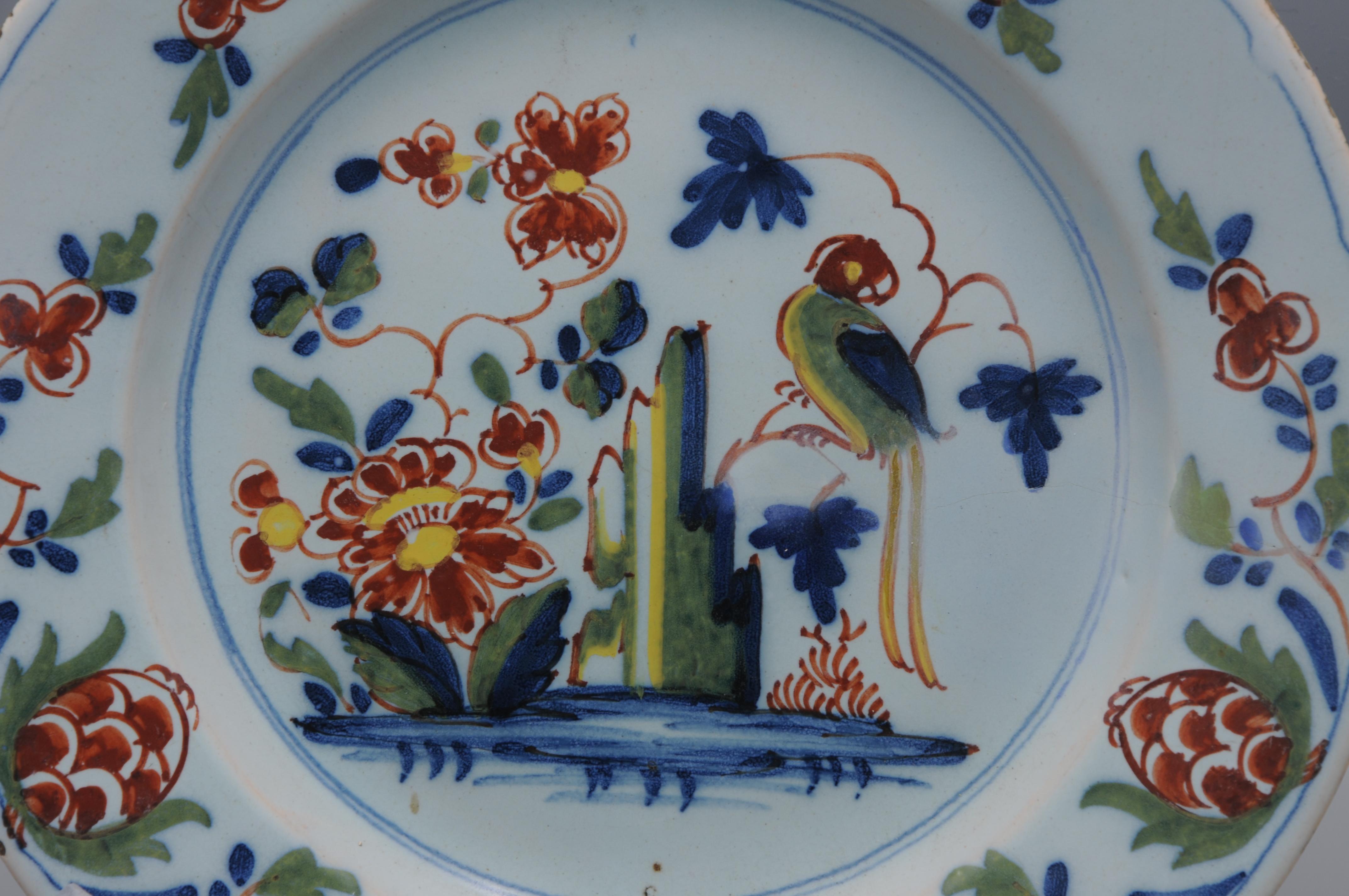 Peint à la main Lambeth London - Assiette à perroquet en Delftware anglais, milieu du 18ème siècle en vente