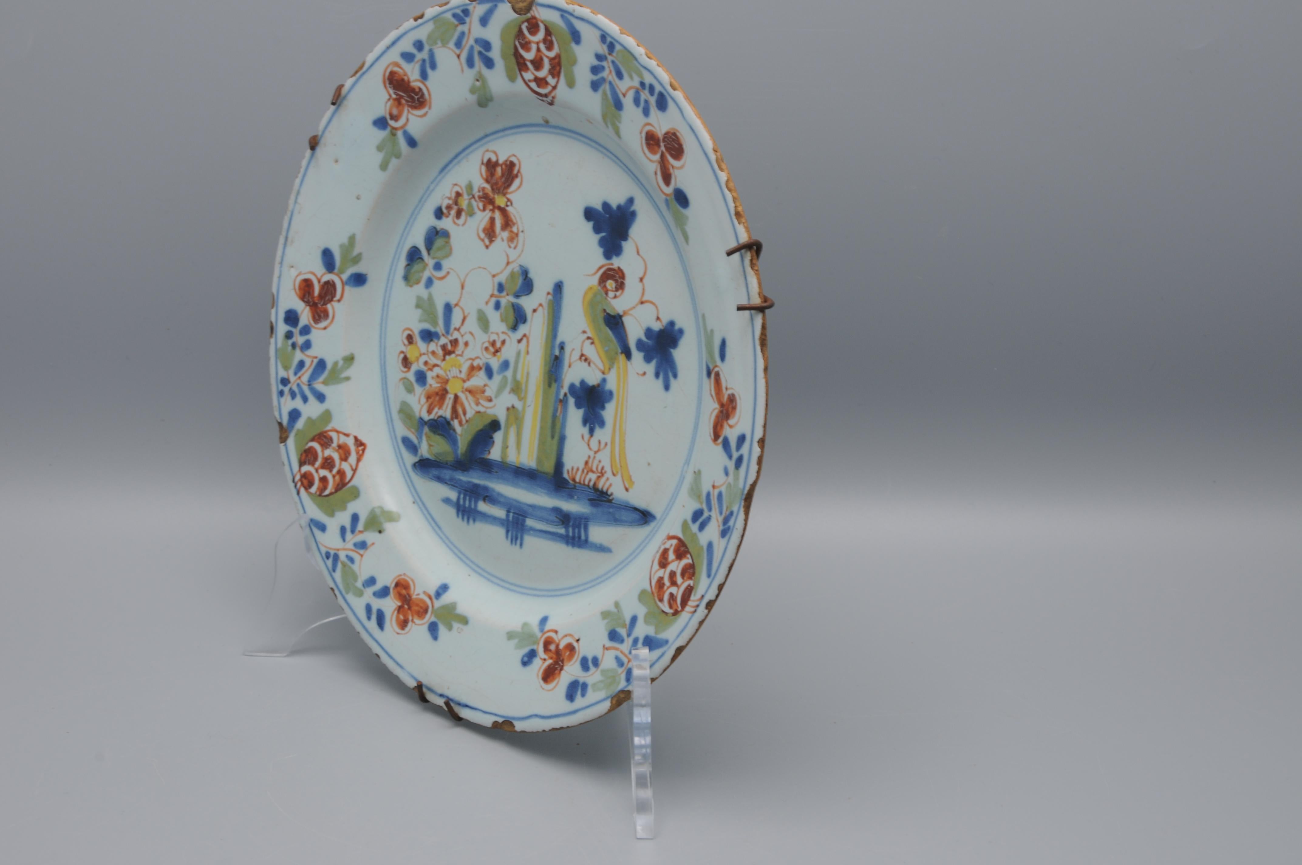 Lambeth London - Assiette à perroquet en Delftware anglais, milieu du 18ème siècle Bon état - En vente à DELFT, NL
