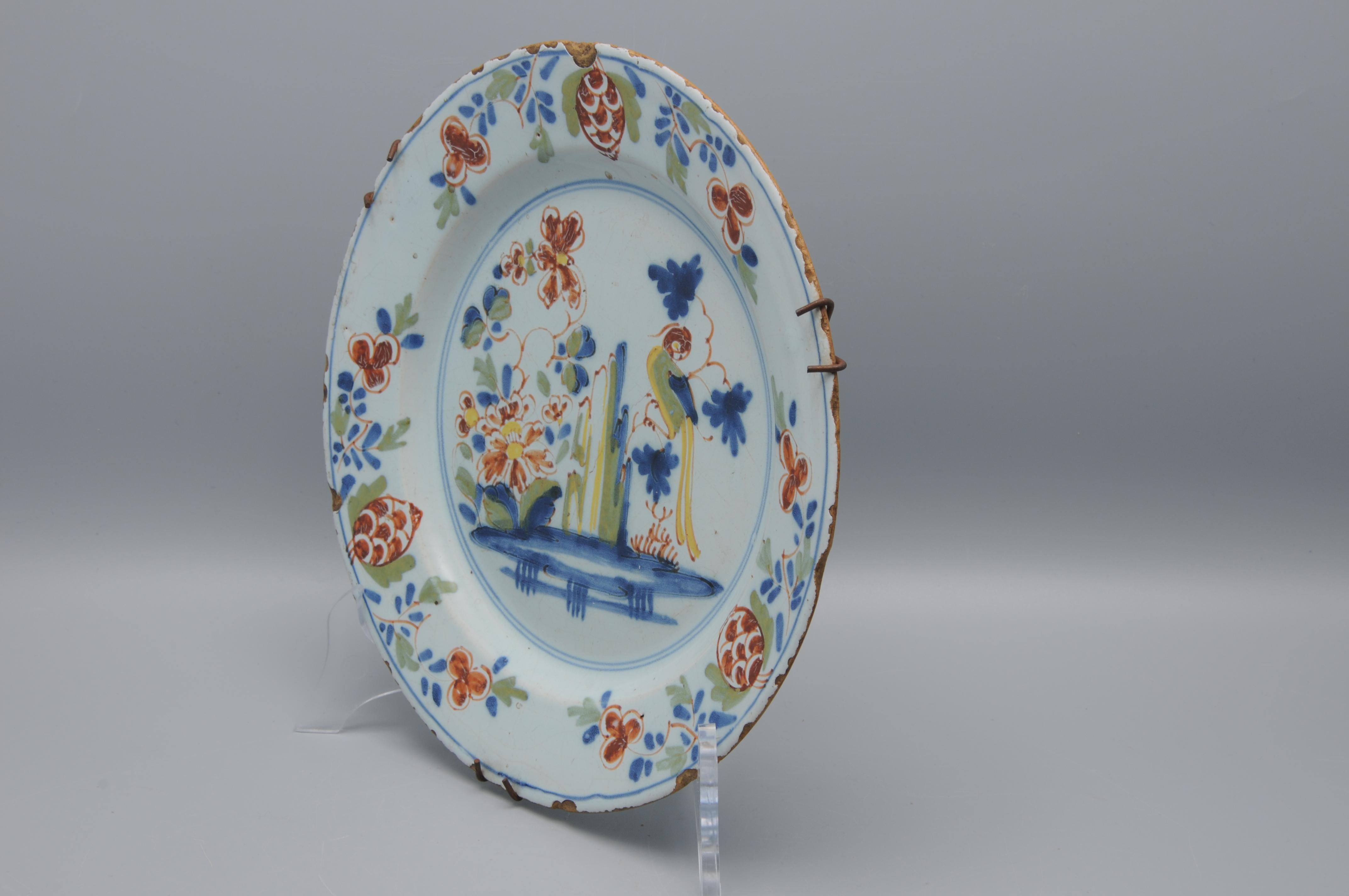 XVIIIe siècle Lambeth London - Assiette à perroquet en Delftware anglais, milieu du 18ème siècle en vente