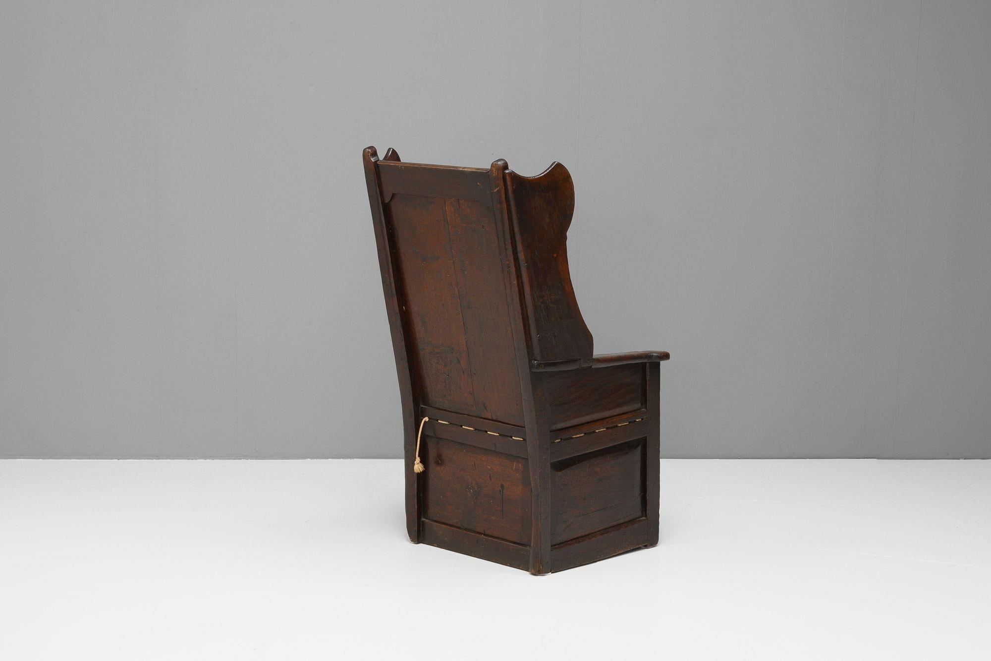 Sedia da agnello in Oak con buona patina originale. Circa 1750.
H. H. 119cm (SH 57cm) x L. 68cm x P. 75cm