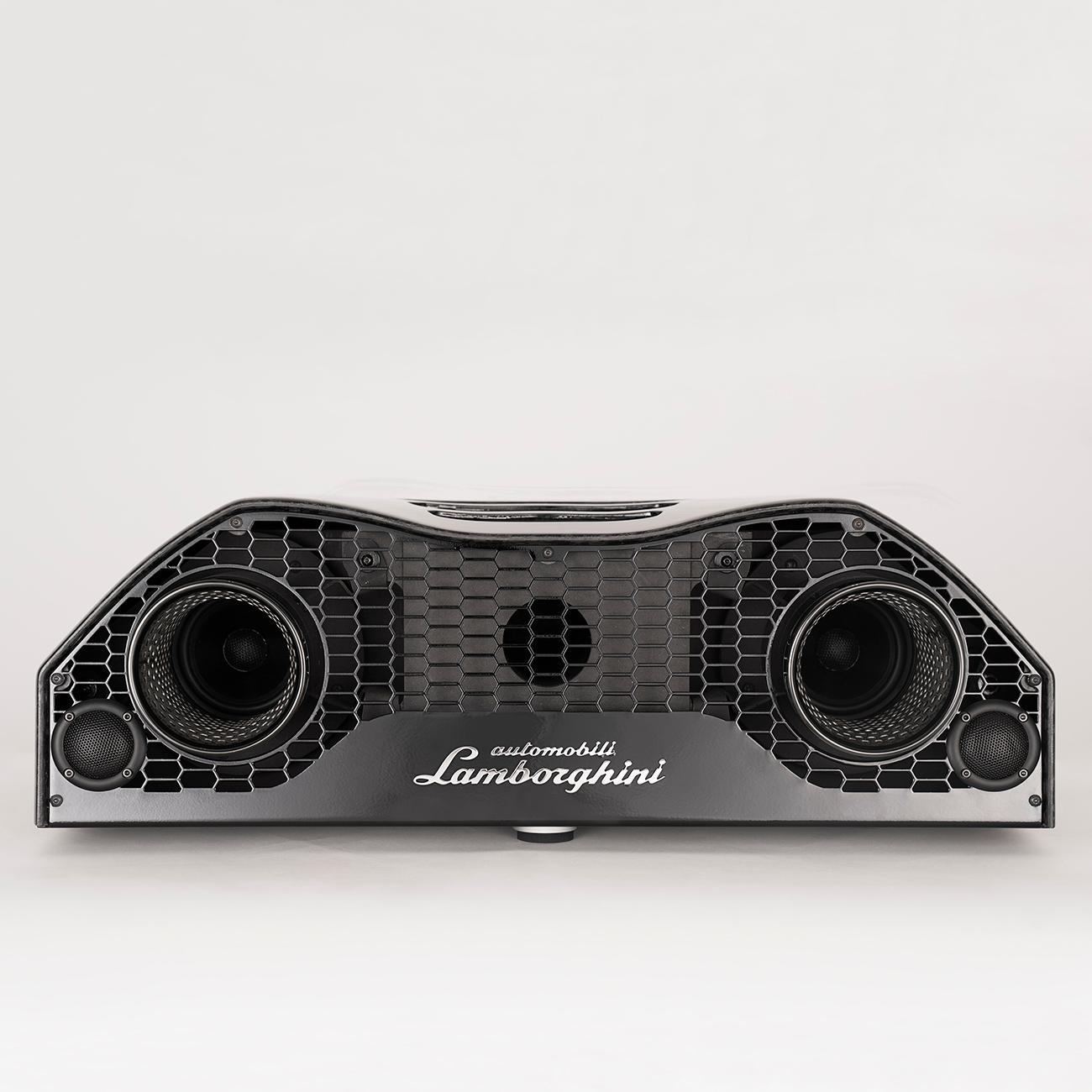 Speaker Lamborghini Carbon with all structure in polymerised carbon
in an autoclave at 6 bar, including an original Lamborghini exhaust pipes,
a bluetooth® 4.0 – aptX® decoding, a thermal protection, a stereo audio 
system on 110 V-240 V~50/60