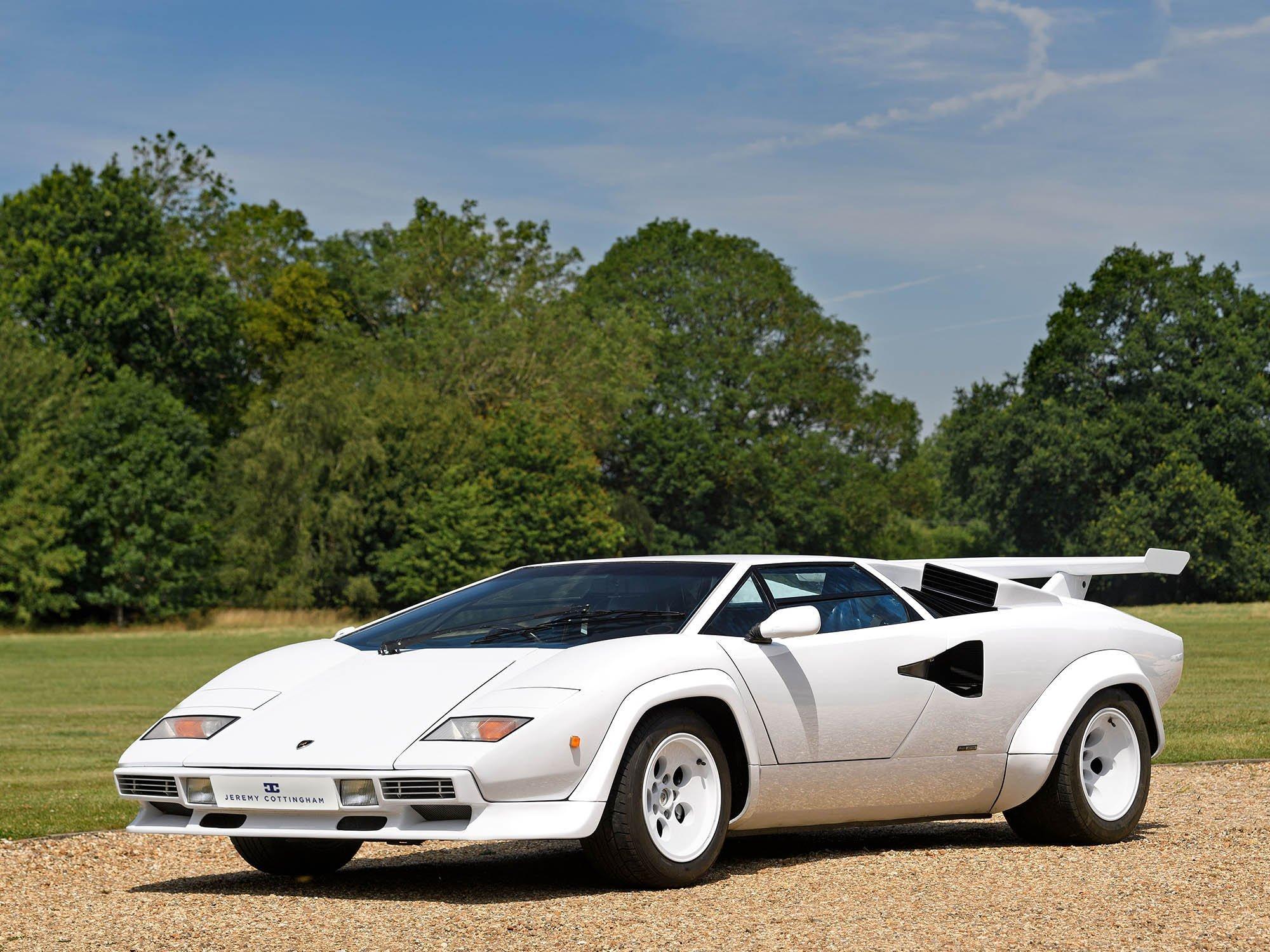 Modern Lamborghini Countach model car in clear crystal, decorative piece, made in Italy For Sale