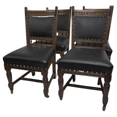 Lamb of Manchester Juego de cuatro sillas de comedor Aesthetic Movement de roble y cuero