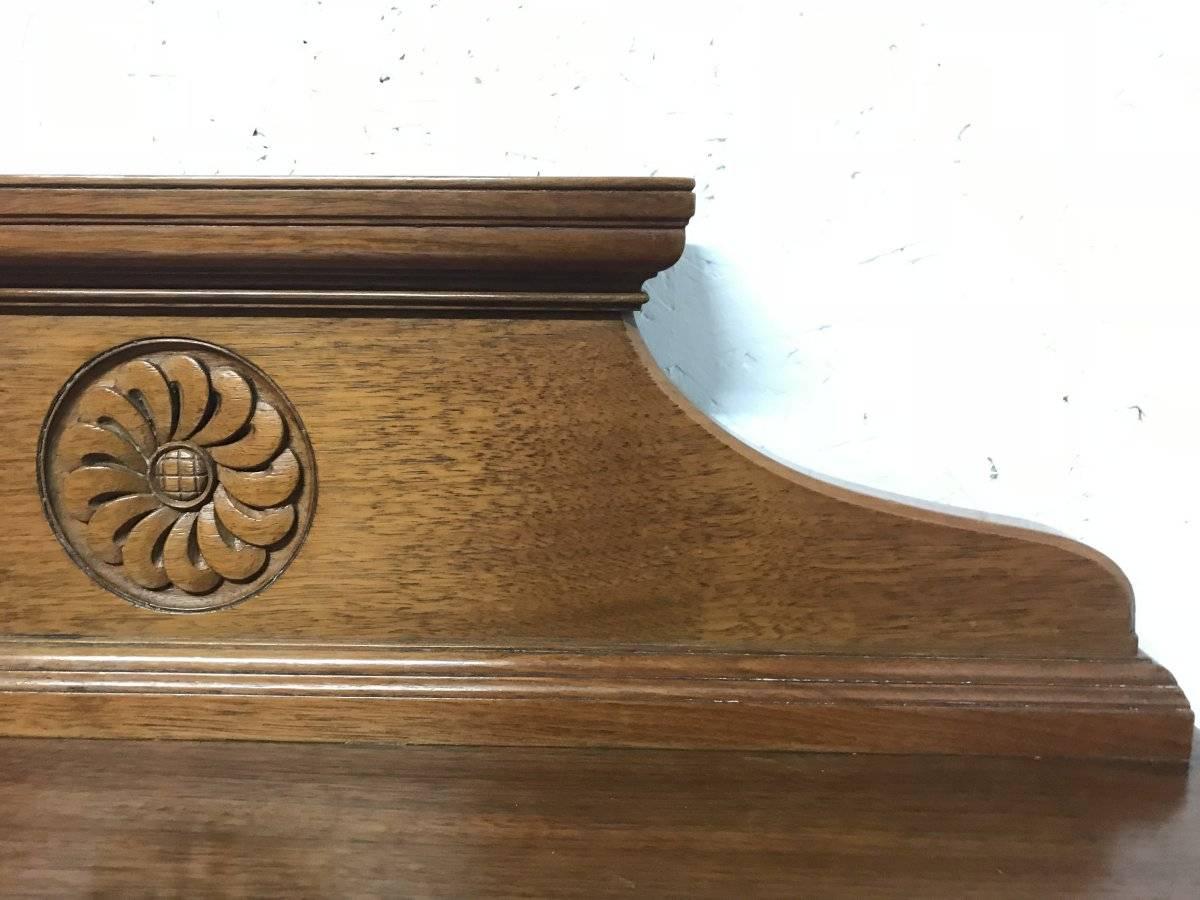 Lambs of Manchester. Alfred Waterhouse Attri, An Aesthetic Movement Oak Étagère In Good Condition For Sale In London, GB