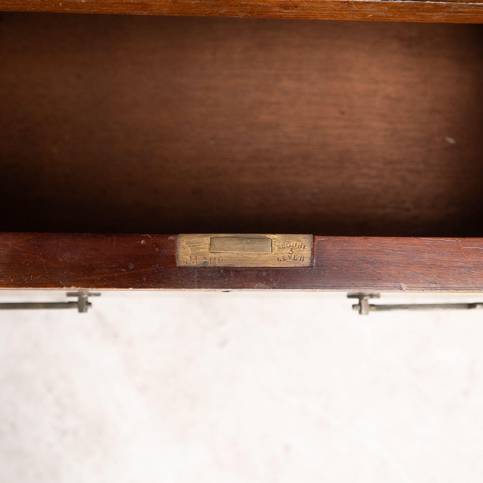 Lamb of Manchester. Una libreria secretaire anglo-giapponese con pannello laccato in vendita 9