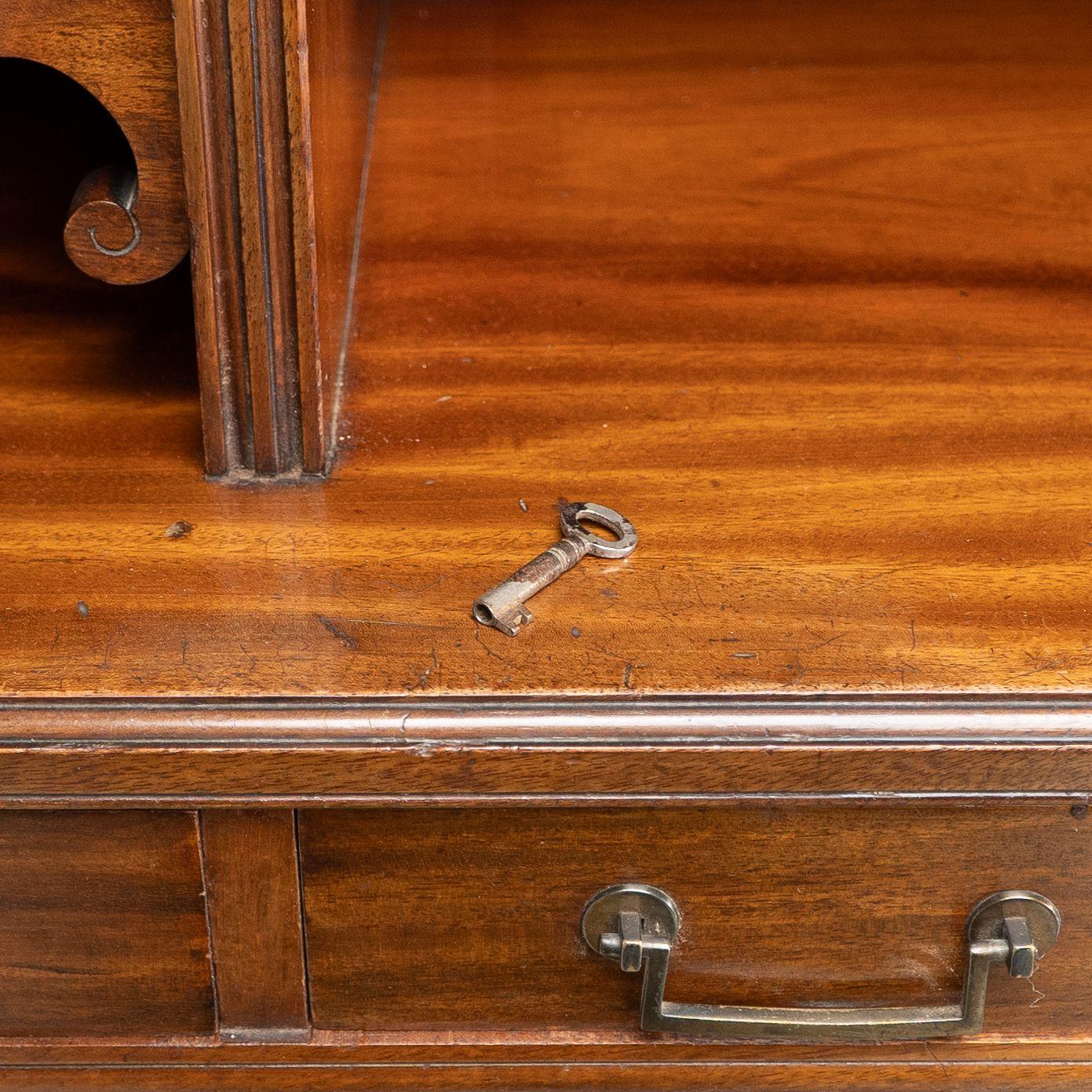 Lamb of Manchester. Una libreria secretaire anglo-giapponese con pannello laccato in vendita 10