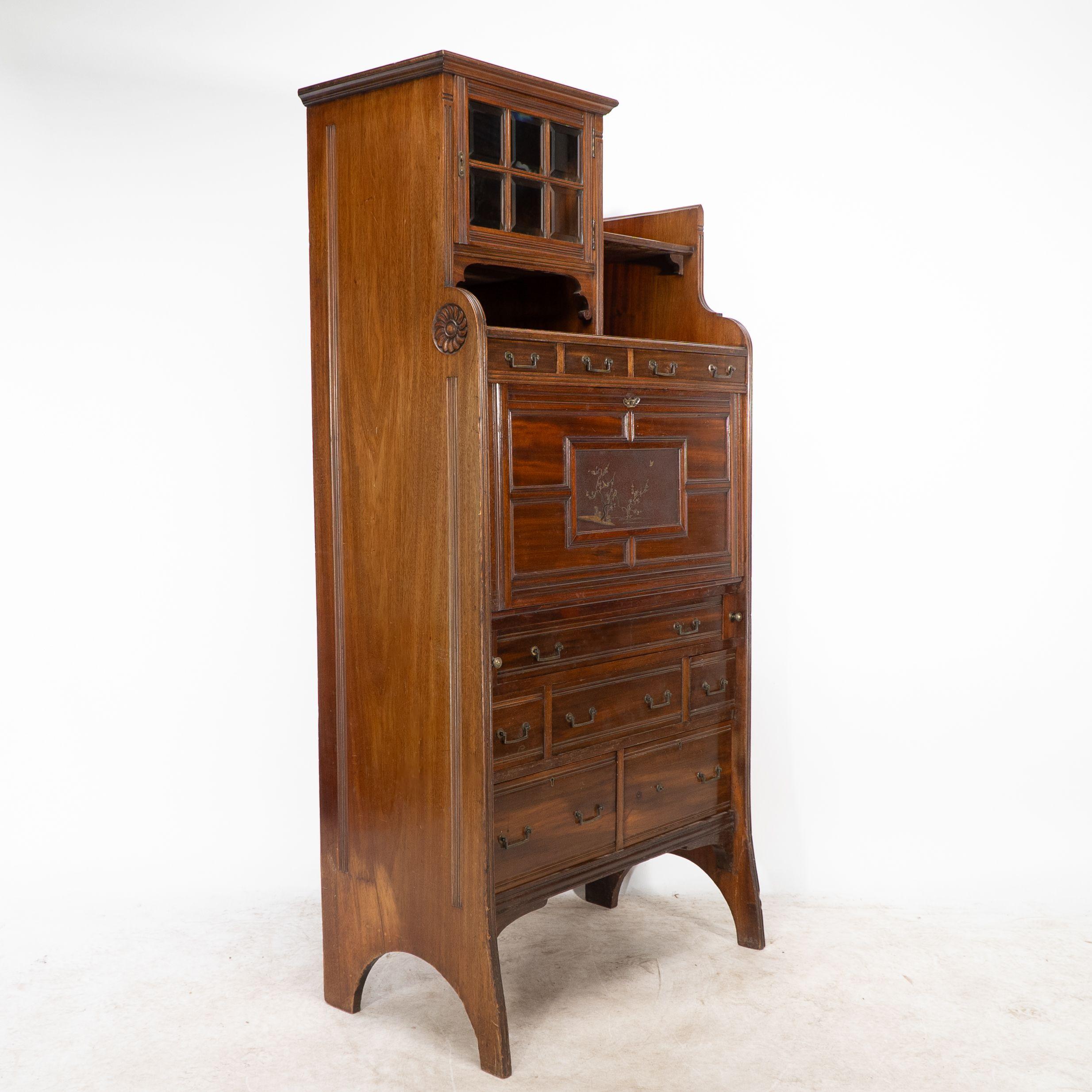 Anglo-giapponese Lamb of Manchester. Una libreria secretaire anglo-giapponese con pannello laccato in vendita