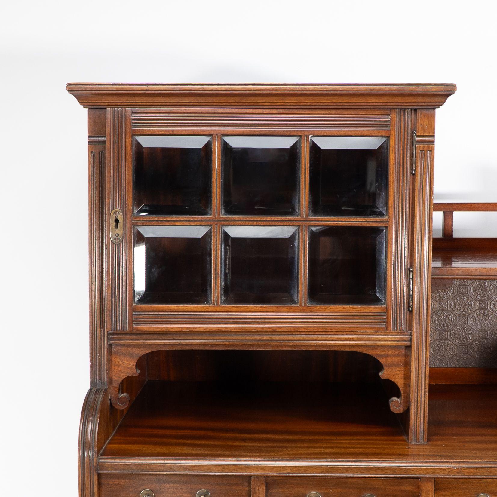 Noce Lamb of Manchester. Una libreria secretaire anglo-giapponese con pannello laccato in vendita