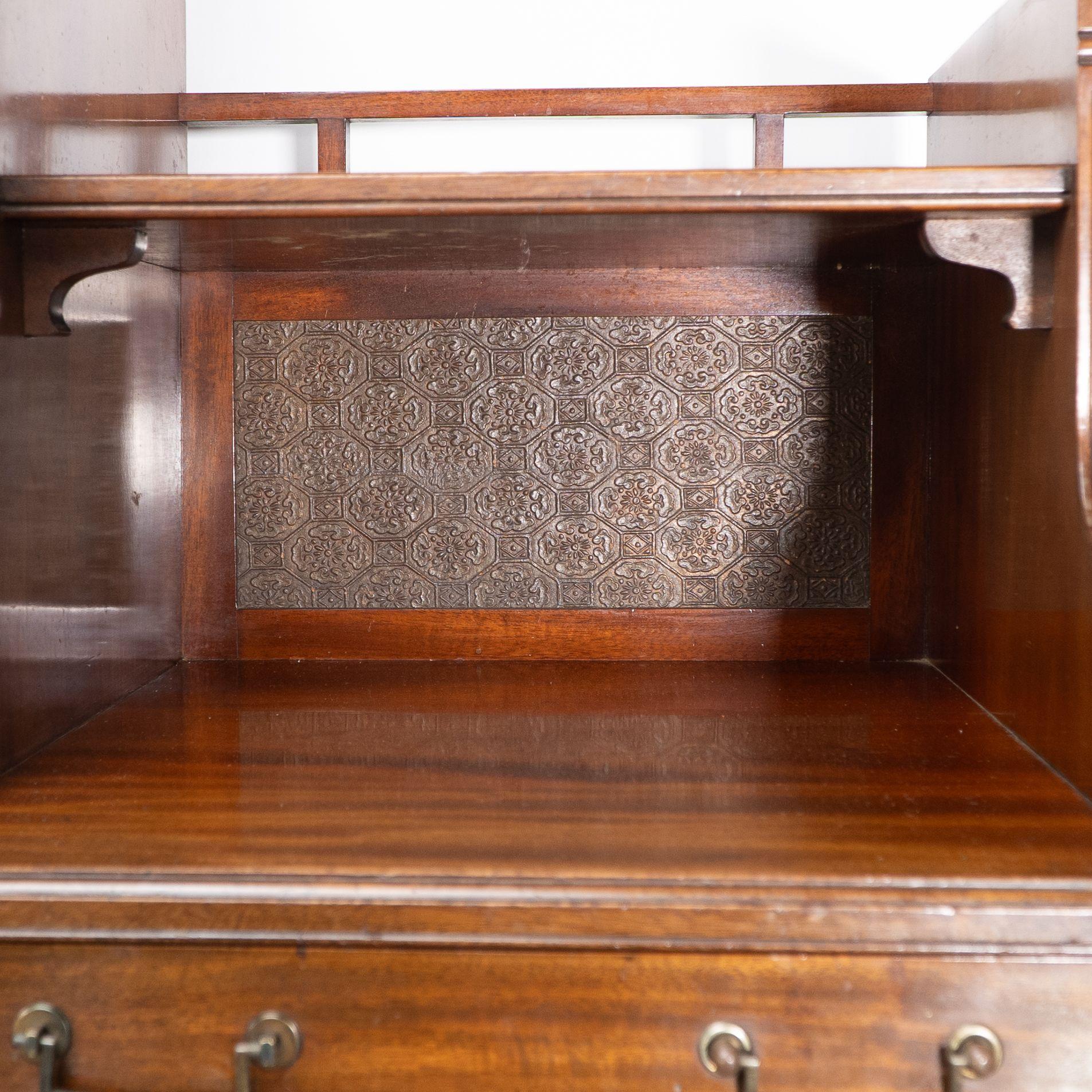 Lamb of Manchester. Una libreria secretaire anglo-giapponese con pannello laccato in vendita 1