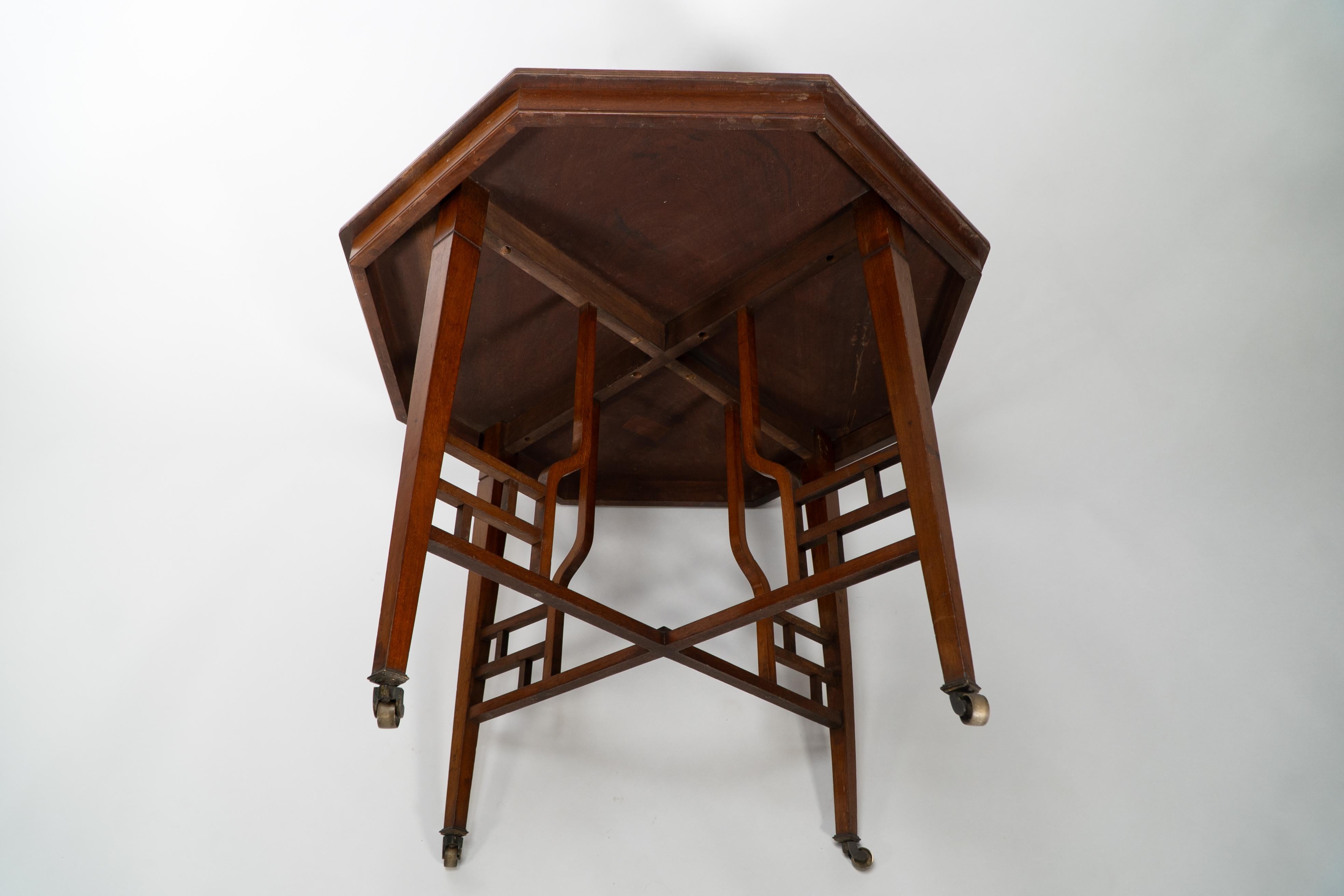 Lamb of Manchester. Mesa de centro octogonal anglo-japonesa de caoba estilo Godwin en venta 9