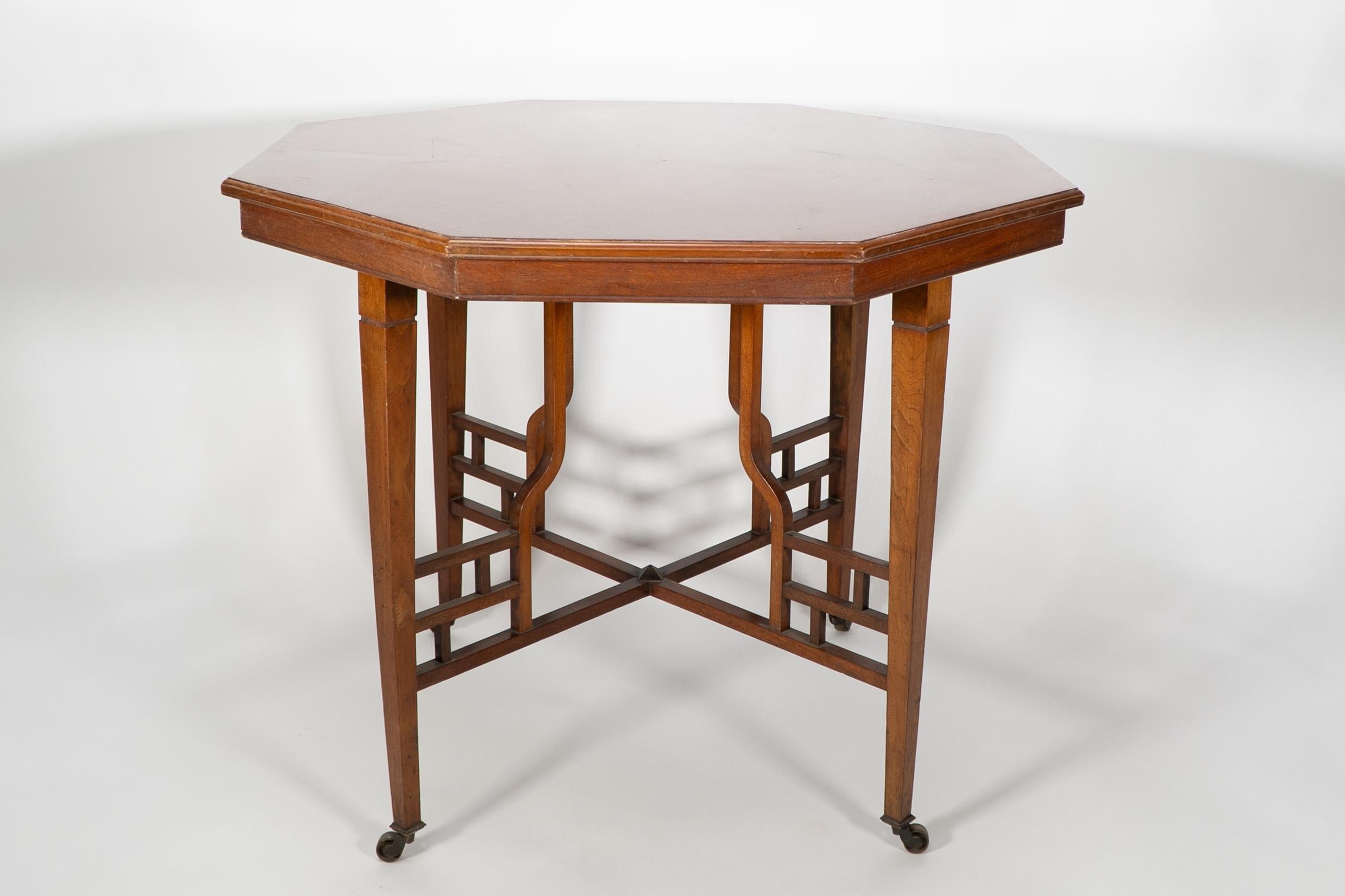 Lamb of Manchester. Mesa de centro octogonal anglo-japonesa de caoba estilo Godwin Anglojaponés en venta