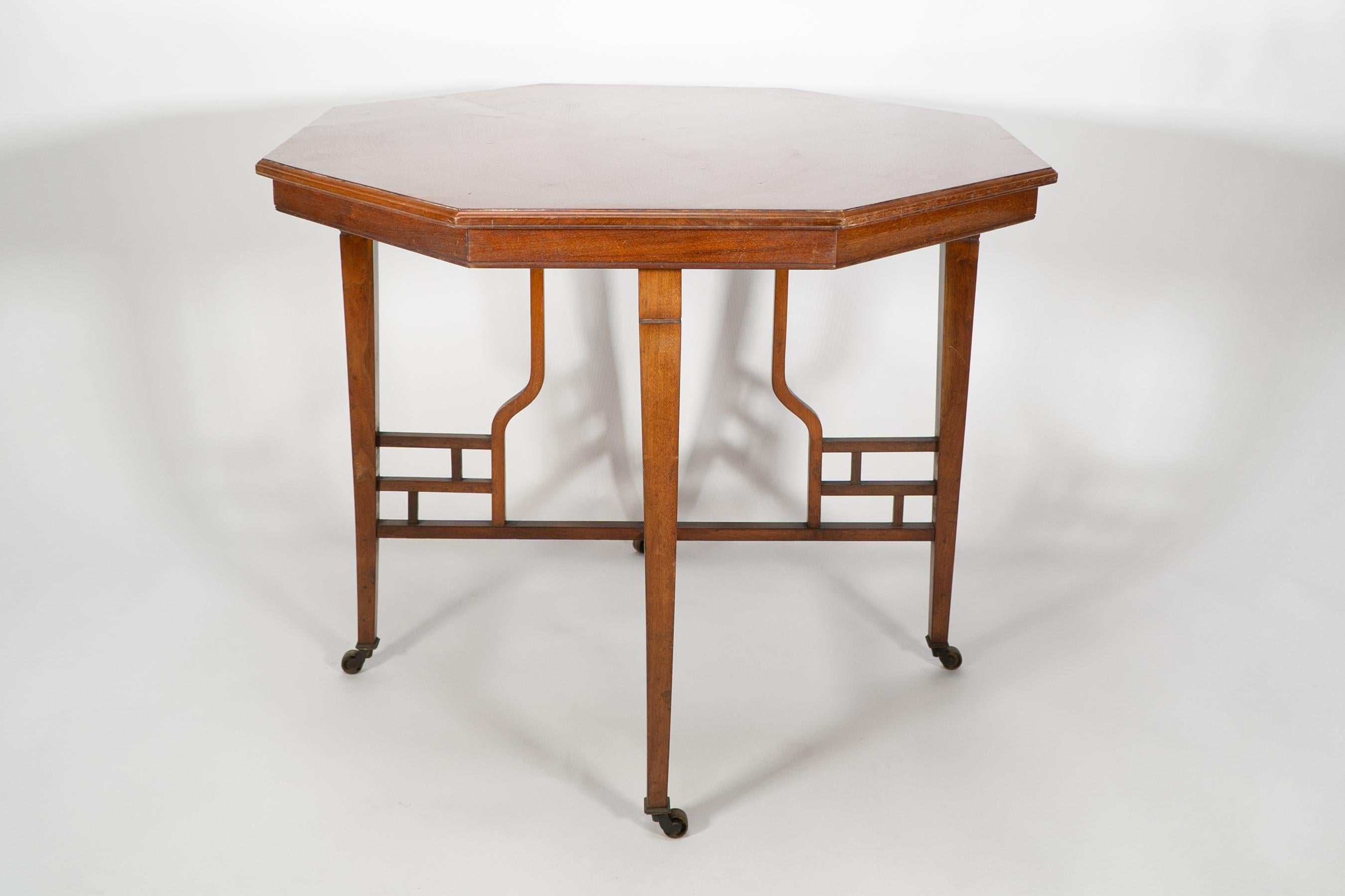 Lamb of Manchester. Mesa de centro octogonal anglo-japonesa de caoba estilo Godwin Inglés en venta