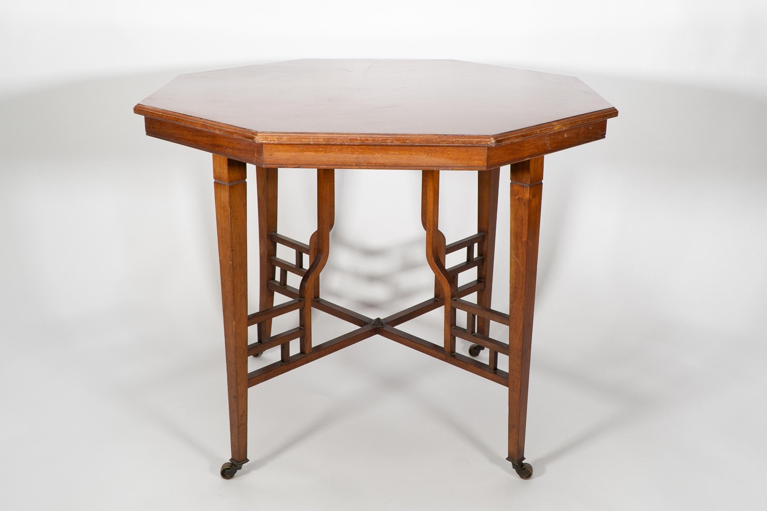 Lamb of Manchester. Mesa de centro octogonal anglo-japonesa de caoba estilo Godwin Hecho a mano en venta